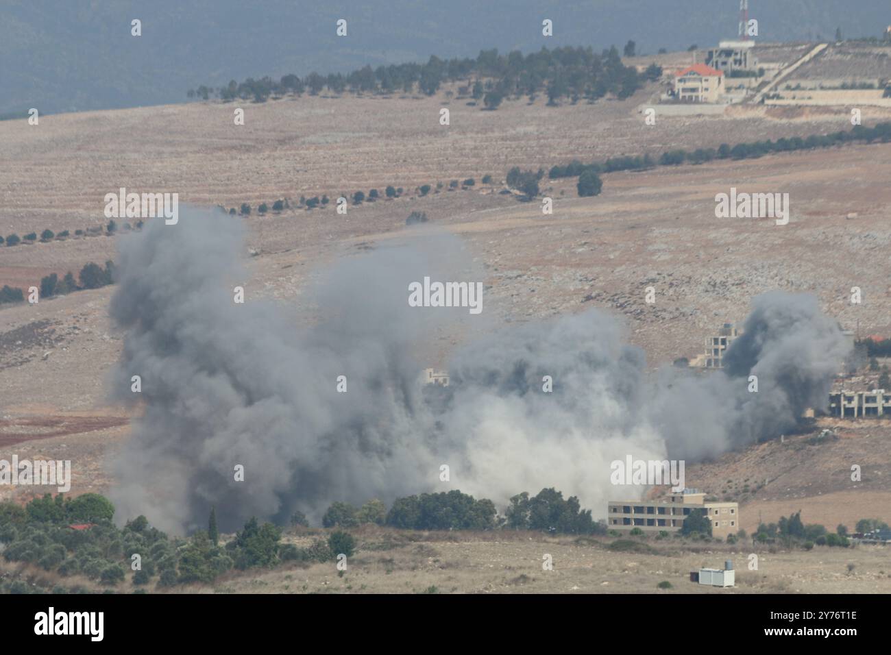 Khiam. 28 settembre 2024. Questa foto scattata il 28 settembre 2024 mostra un aumento del fumo a seguito di un attacco aereo israeliano a Khiam, in Libano. Gli aerei da guerra israeliani hanno lanciato una serie di incursioni aeree sui siti di Hezbollah e le città e i villaggi nel sud e nell'est del Libano sabato mattina presto, hanno detto fonti militari libanesi. Crediti: Taher Abu Hamdan/Xinhua/Alamy Live News Foto Stock