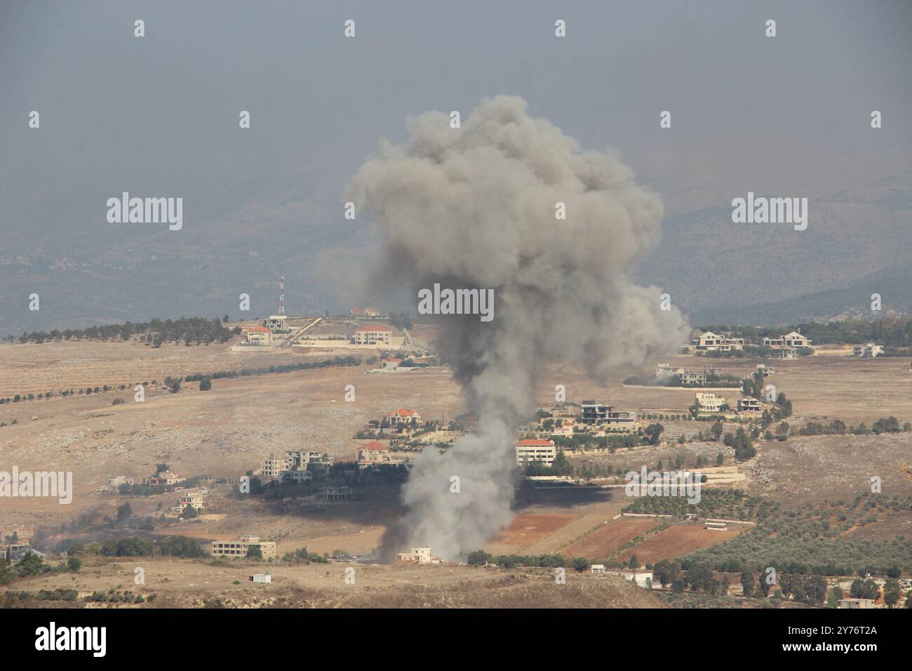 Khiam. 28 settembre 2024. Questa foto scattata il 28 settembre 2024 mostra un aumento del fumo a seguito di un attacco aereo israeliano a Khiam, in Libano. Gli aerei da guerra israeliani hanno lanciato una serie di incursioni aeree sui siti di Hezbollah e le città e i villaggi nel sud e nell'est del Libano sabato mattina presto, hanno detto fonti militari libanesi. Crediti: Taher Abu Hamdan/Xinhua/Alamy Live News Foto Stock