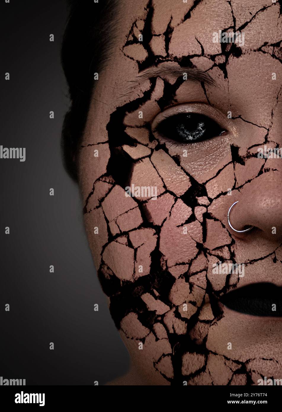 ritratto di donna demoniaca con la faccia incrinata Foto Stock