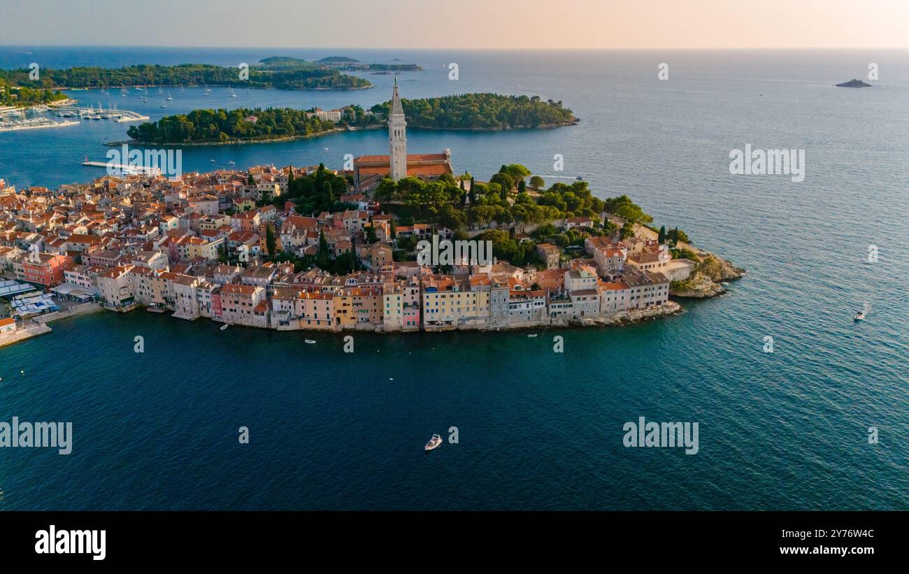 Una vista mozzafiato di Rovigno, la Croazia rivela le sue affascinanti e colorate case annidate lungo la costa mentre il sole tramonta Foto Stock