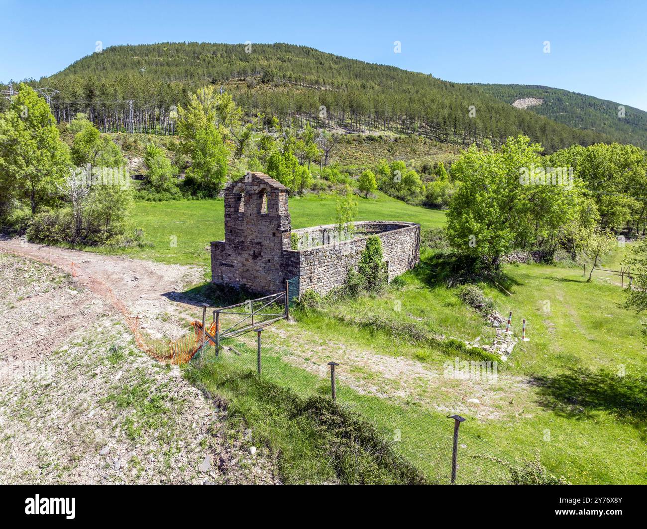 Ermita de Santa Juliana de Garcipollera a Castiello de Jaca, Huesca, Spagna. Piccola chiesa, risalente all'XI o XII secolo, riflette il romantico Foto Stock