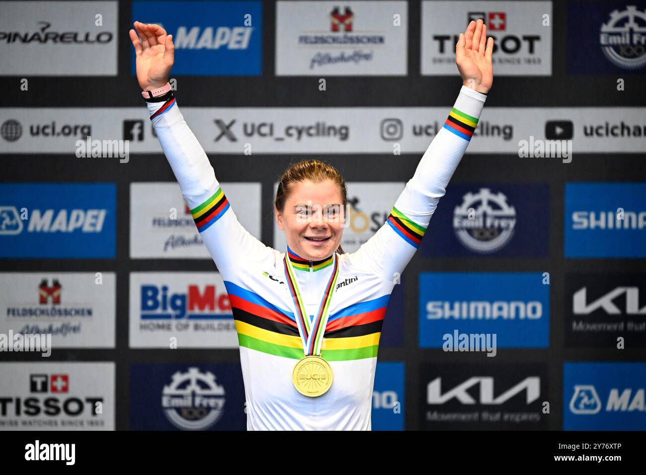 Zurigo, Svizzera. 28 settembre 2024. Il belga lotte Kopecky festeggia sul podio con la maglia arcobaleno e la medaglia d'oro dopo aver vinto la gara d'élite femminile su strada ai Campionati del mondo 2024 UCI Road e Para-Cycling Road, sabato 28 settembre 2024, a Zurigo, Svizzera. I Mondi si svolgono dal 21 al 29 settembre. BELGA PHOTO JASPER JACOBS credito: Belga News Agency/Alamy Live News Foto Stock