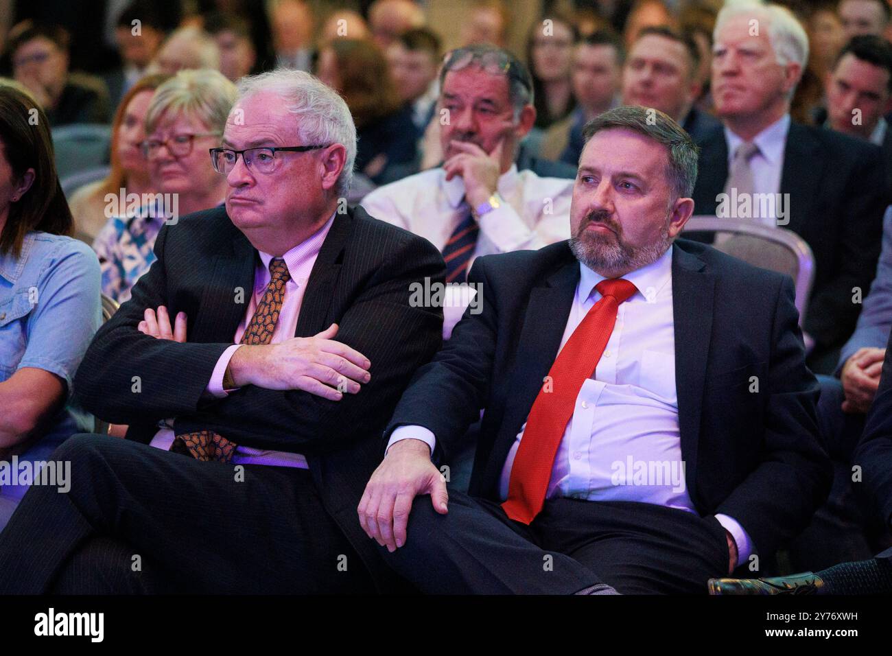 UUP MLA Steve Aiken (a sinistra) e Robin Swann (a destra) deputato durante la conferenza del Partito Unionista dell'Ulster (UUP) al Crowne Plaza di Belfast. Data foto: Sabato 28 settembre 2024. Foto Stock