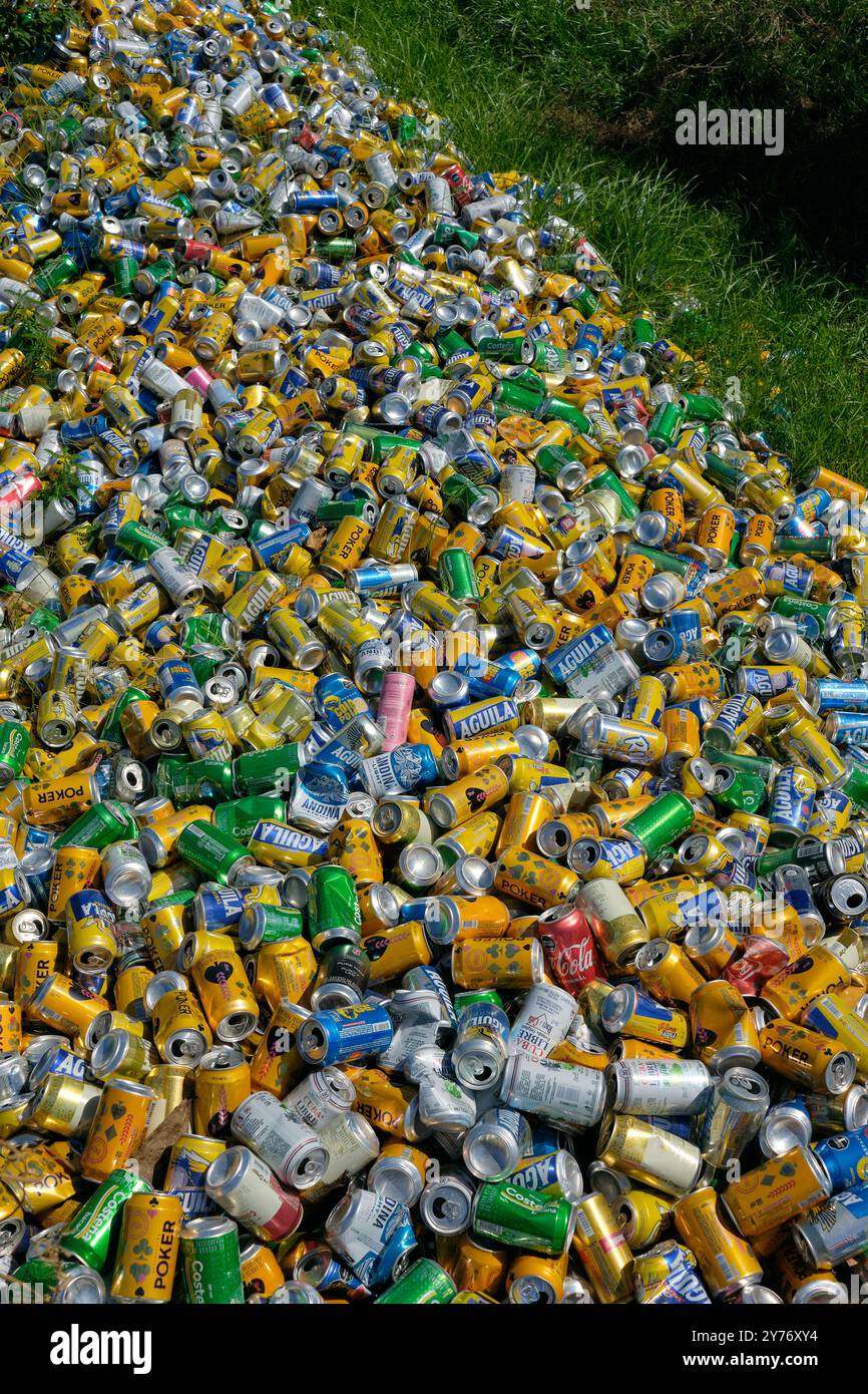 Barattoli di spazzatura sul pavimento a San Andres, Colombia Foto Stock