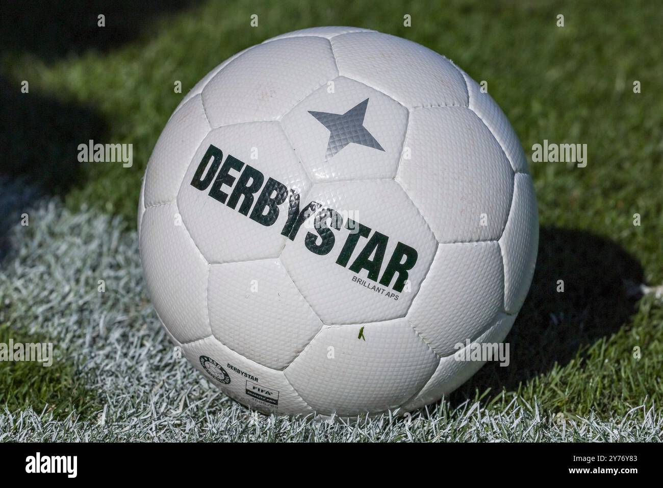 Brema, Germania. 28 settembre 2024. v.li: Der Spielball liegt auf dem Spielfeld, Rasen, Regionalliga, Derbystar, Brillant APS, Symbolfoto, Symbol, Symbolbild Fussball, Fußball, Ball, offizieller Spielball der Regionalliga Nord, 28.09.2024, Brema (Deutschland), Fussball, Regionalliga Nord, SV Werder Brema II - Hamburger SV II/dpa/Alamy Live News Foto Stock