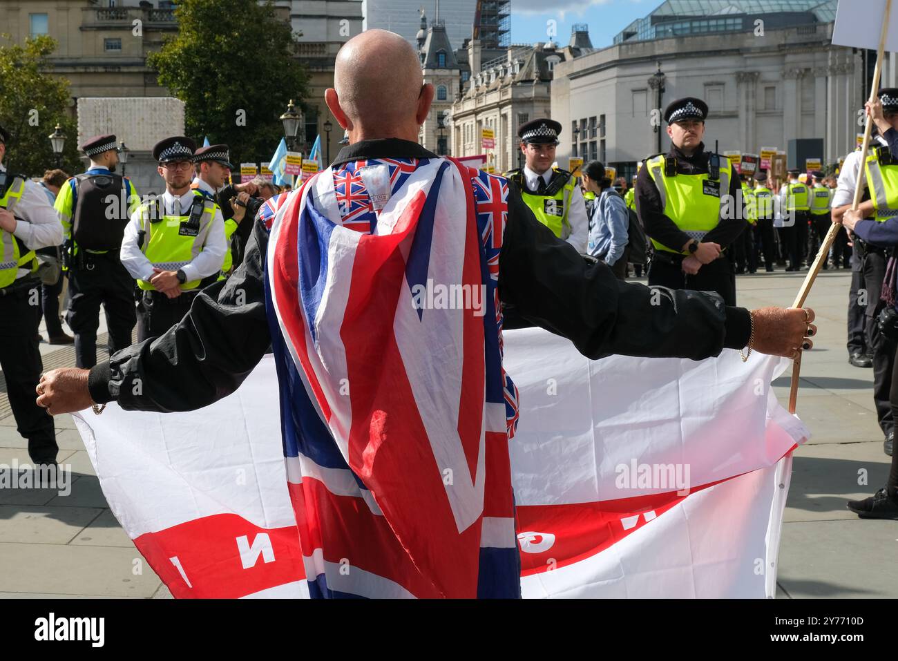 Londra, Regno Unito, 28 settembre 2024. Un piccolo numero di manifestanti di estrema destra si è riunito lungo un lato di Trafalgar Square, con una più grande contro-protesta organizzata da Stand Up to Racism sull'altro. I manifestanti nazionalisti e filo-britannici chiesero al governo di frenare l'immigrazione illegale, affrontare il crimine con coltello e porre fine alla polizia a due livelli. Credito: Fotografia dell'undicesima ora/Alamy Live News Foto Stock