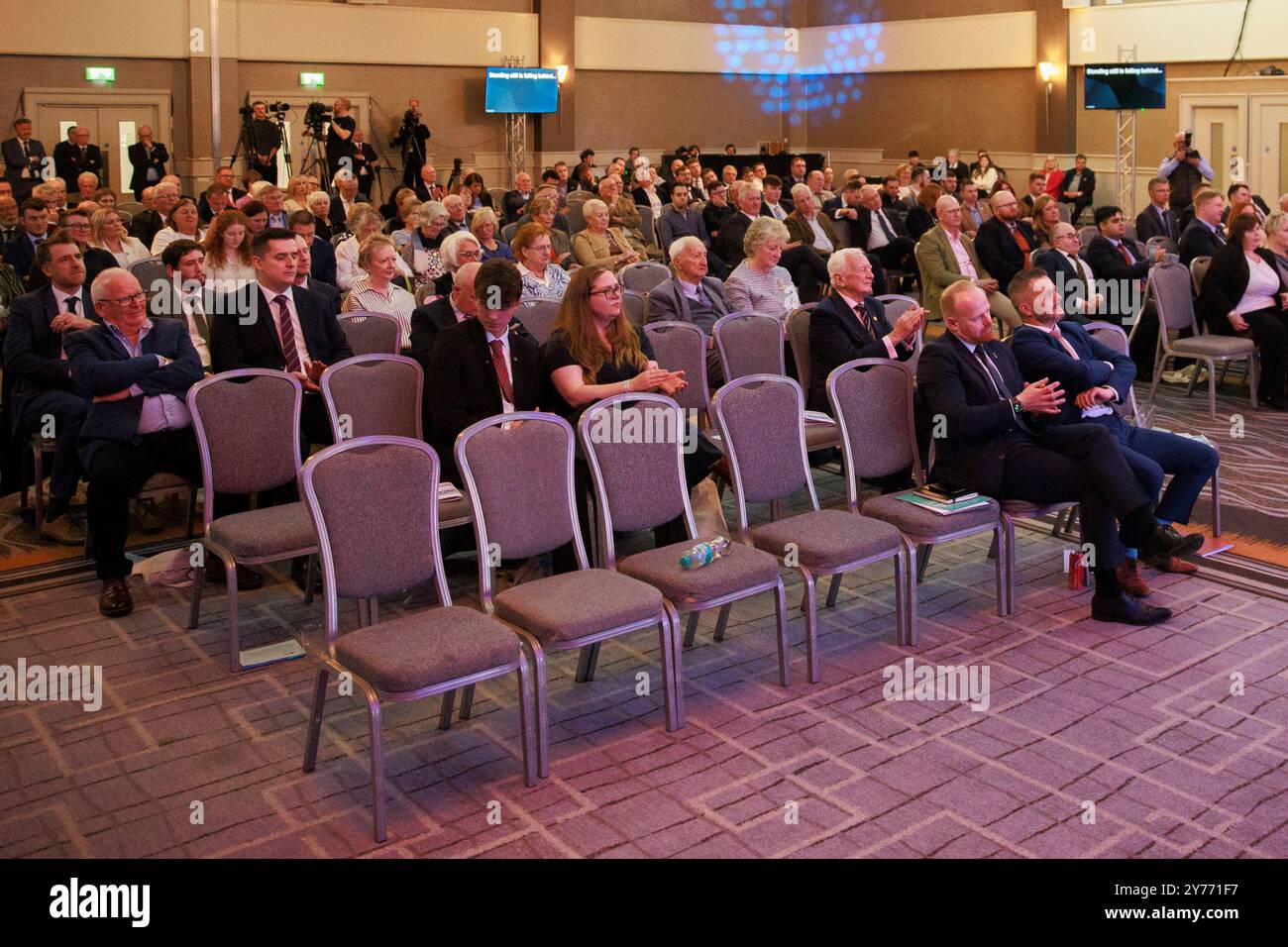 John Stewart (prima fila, sinistra) e Robbie Butler (prima fila, destra) dell'UUP MLA durante la conferenza del Partito Unionista dell'Ulster (UUP) al Crowne Plaza di Belfast. Data foto: Sabato 28 settembre 2024. Foto Stock