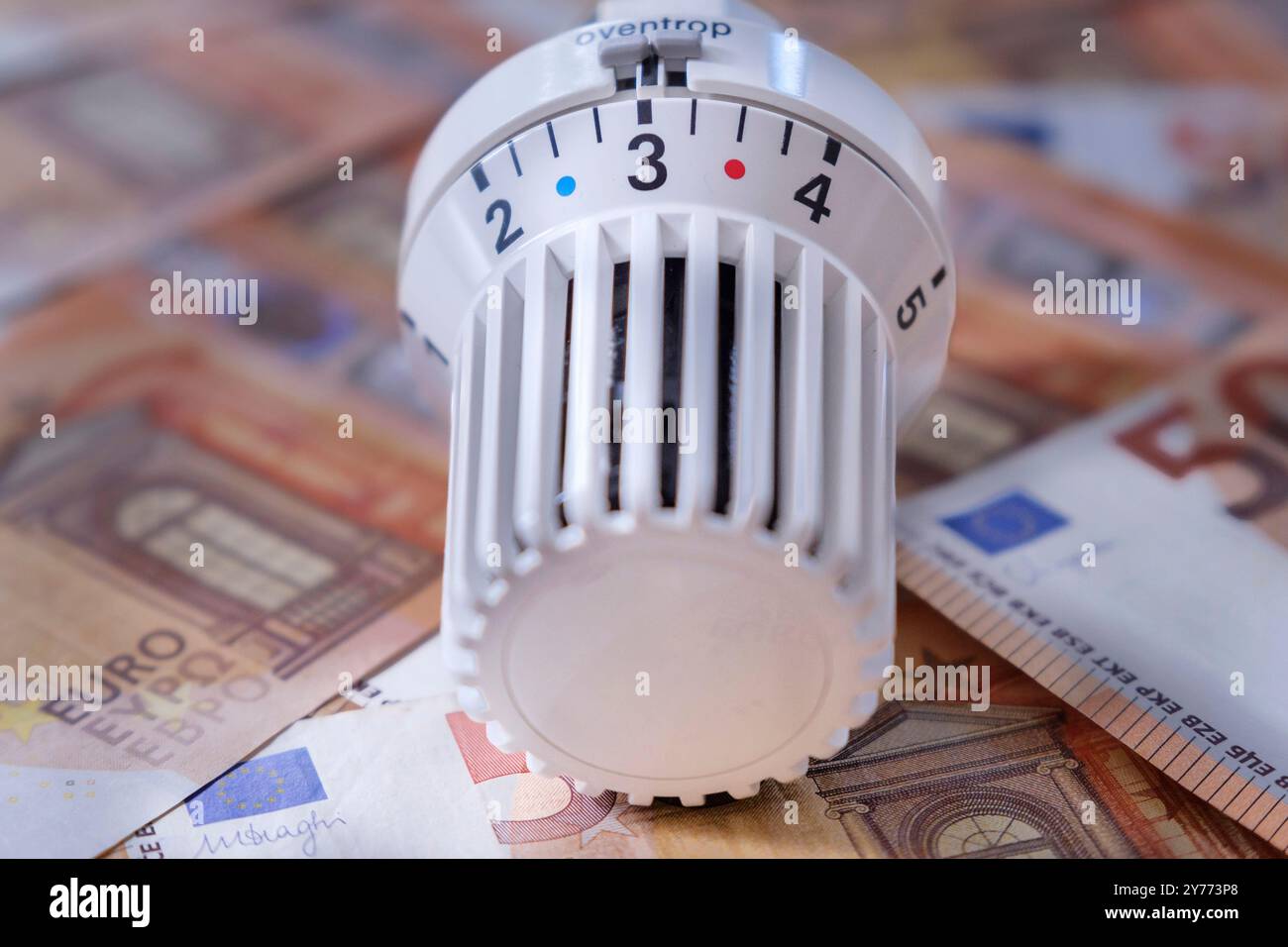 Valvola di riscaldamento con banconote Foto Stock