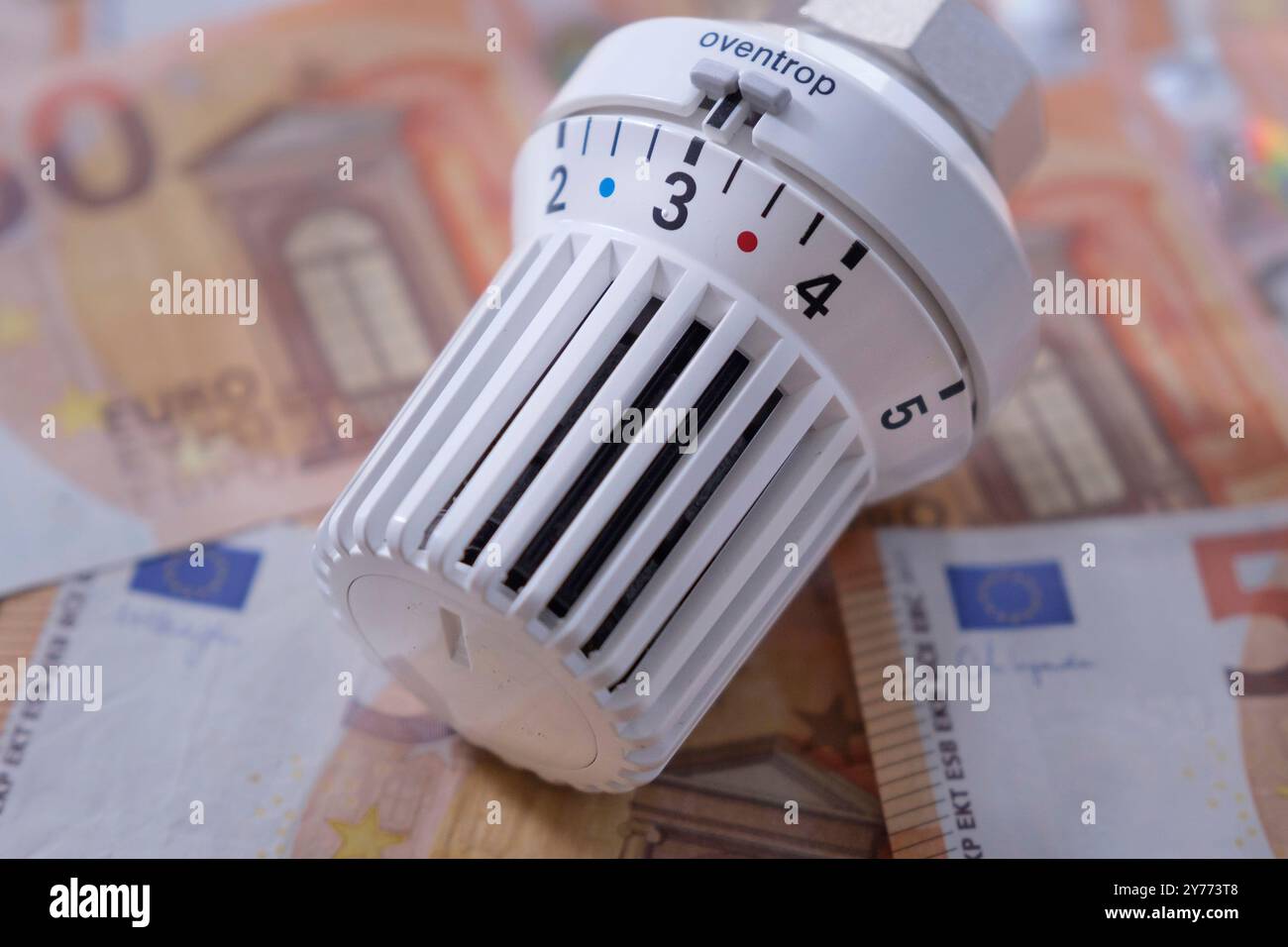 Valvola di riscaldamento con banconote Foto Stock