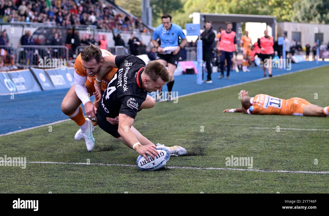 Hendon, Regno Unito. 28 settembre 2024. Premiership Rugby. Saracens V sale Sharks. Stadio Stonex. Hendon. Tobias Elliott (Saracens) si tuffa per segnare una meta mentre viene affrontato da Tom Roebuck (sale Sharks) durante il Saracens V sale Sharks Gallagher Premiership rugby match. Crediti: Sport in foto/Alamy Live News Foto Stock