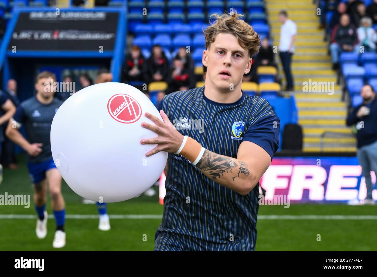 Arron Lindop dei Warrington Wolves esce per il riscaldamento pre-partita in vista del play-off di Betfred Super League Eliminator 2 Warrington Wolves contro St Helens all'Halliwell Jones Stadium, Warrington, Regno Unito, 28 settembre 2024 (foto di Craig Thomas/News Images) Foto Stock