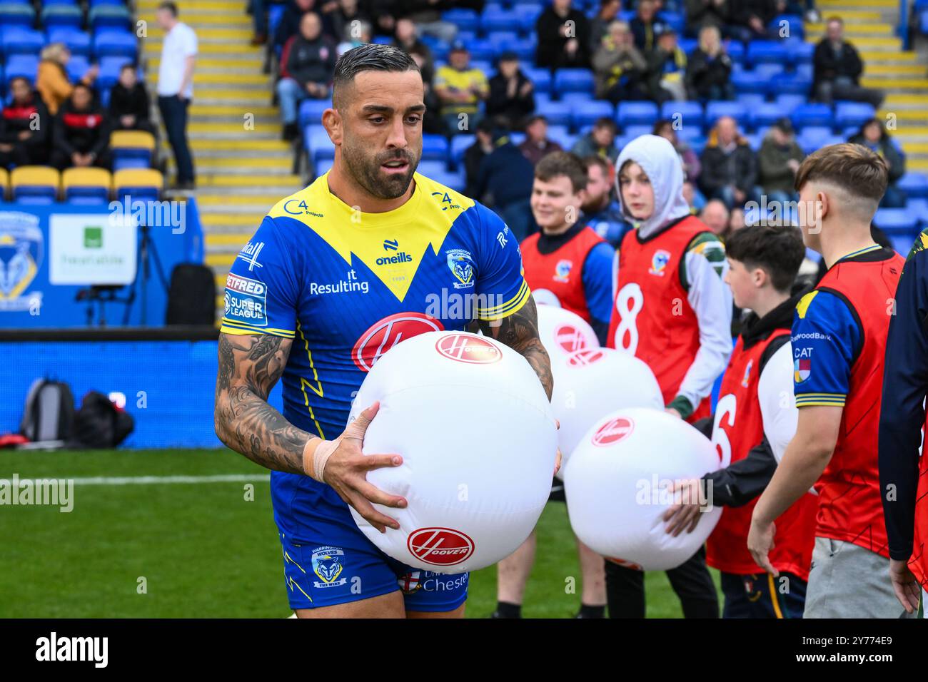 Paul Vaughan dei Warrington Wolves esce per il riscaldamento pre-partita in vista del play-off di Betfred Super League Eliminator 2 Warrington Wolves contro St Helens all'Halliwell Jones Stadium, Warrington, Regno Unito, 28 settembre 2024 (foto di Craig Thomas/News Images) Foto Stock