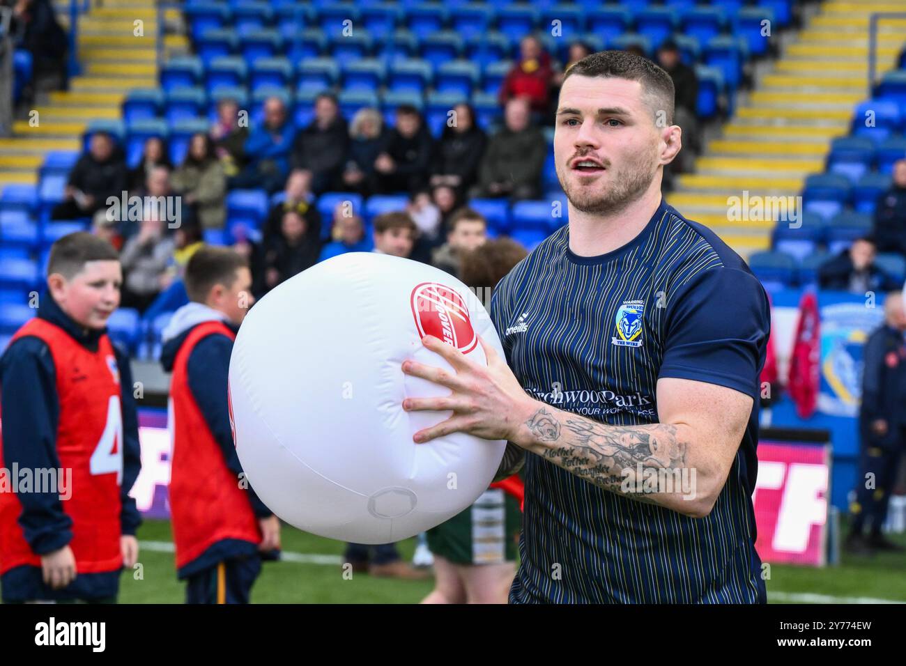 John Bateman dei Warrington Wolves esce per il riscaldamento pre-partita in vista del play-off di Betfred Super League Eliminator 2 Warrington Wolves contro St Helens all'Halliwell Jones Stadium, Warrington, Regno Unito, 28 settembre 2024 (foto di Craig Thomas/News Images) Foto Stock