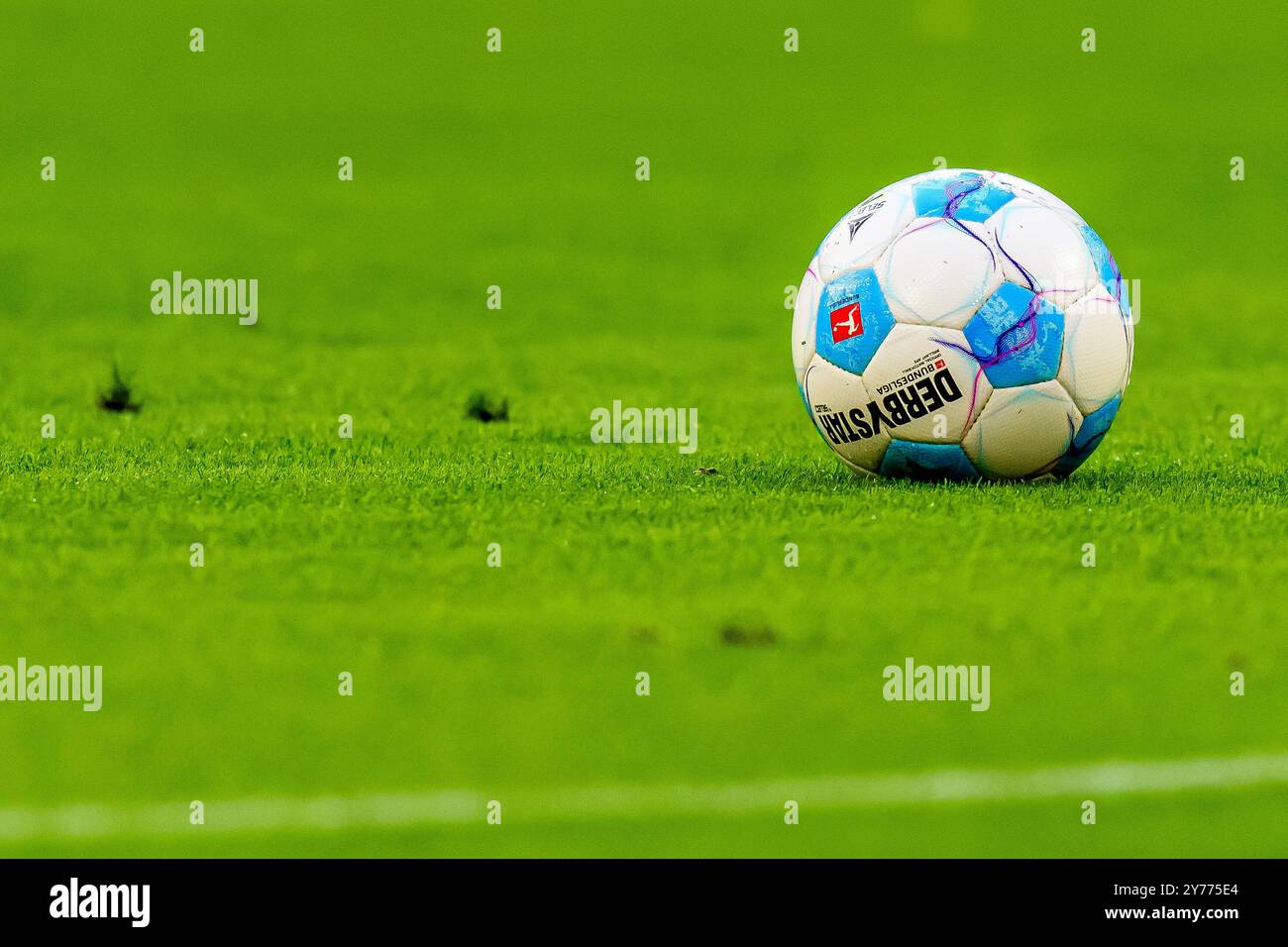 28.09.2024, Allianz Arena, Monaco, GER, DFB, FC Bayern Muenchen vs. Bayer 04 Leverkusen, im Bild Feature Ball Fussball Derbystar auf dem Rasen foto, La normativa nordphoto GmbH/Straubmeier DFL vieta qualsiasi uso di fotografie come sequenze di immagini e/o quasi-video, Foto Stock