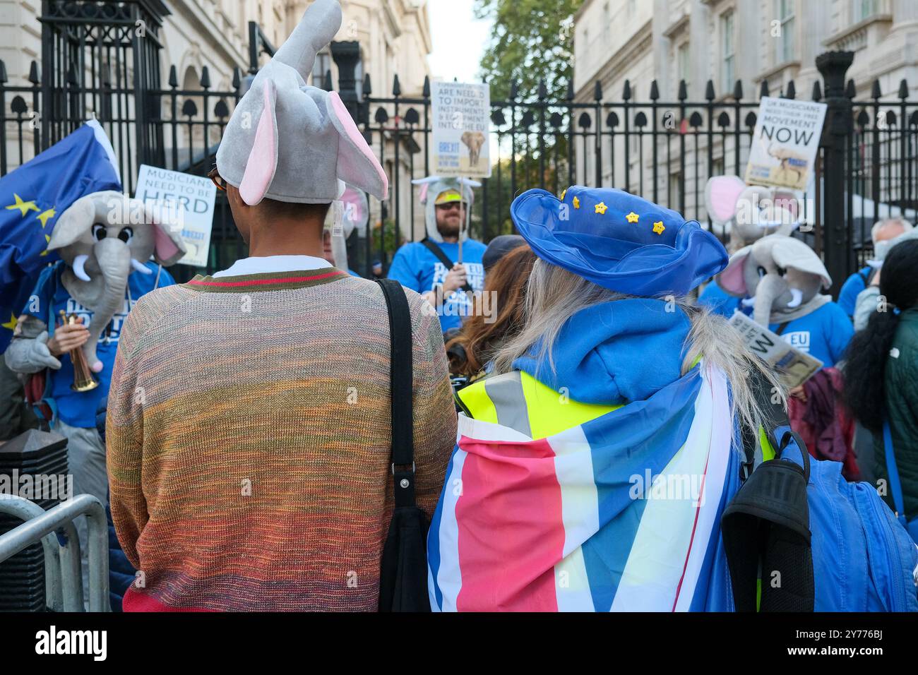 Londra, Regno Unito, 28 settembre 2024. Ballerini e musicisti hanno tenuto una dimostrazione creativa di fronte ai cancelli di Downing Street durante la marcia nazionale di ricongiungimento nel centro di Londra oggi. Sottolineano le difficoltà del dopo Brexit per coloro che lavorano nel settore creativo, con la perdita della libera circolazione e i costi aggiuntivi sostenuti per i tour in Europa. Credito: Fotografia dell'undicesima ora/Alamy Live News Foto Stock