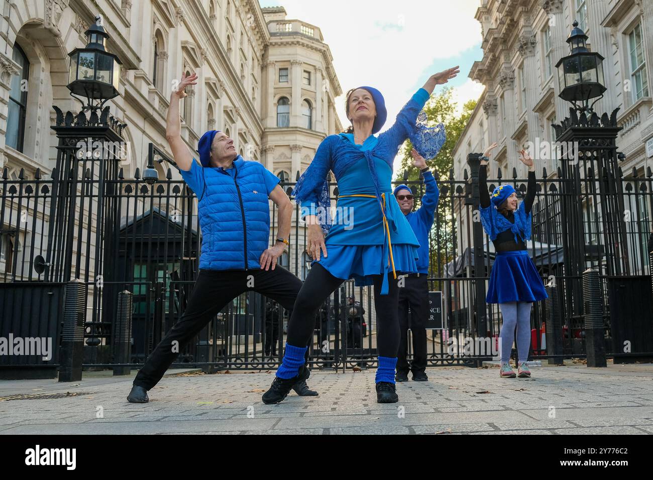 Londra, Regno Unito, 28 settembre 2024. Ballerini e musicisti hanno tenuto una dimostrazione creativa di fronte ai cancelli di Downing Street durante la marcia nazionale di ricongiungimento nel centro di Londra oggi. Sottolineano le difficoltà del dopo Brexit per coloro che lavorano nel settore creativo, con la perdita della libera circolazione e i costi aggiuntivi sostenuti per i tour in Europa. Credito: Fotografia dell'undicesima ora/Alamy Live News Foto Stock