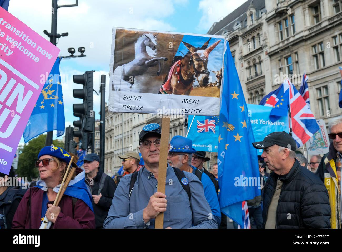 Londra, Regno Unito, 28 settembre 2024. Ballerini e musicisti hanno tenuto una dimostrazione creativa di fronte ai cancelli di Downing Street durante la marcia nazionale di ricongiungimento nel centro di Londra oggi. Sottolineano le difficoltà del dopo Brexit per coloro che lavorano nel settore creativo, con la perdita della libera circolazione e i costi aggiuntivi sostenuti per i tour in Europa. Credito: Fotografia dell'undicesima ora/Alamy Live News Foto Stock