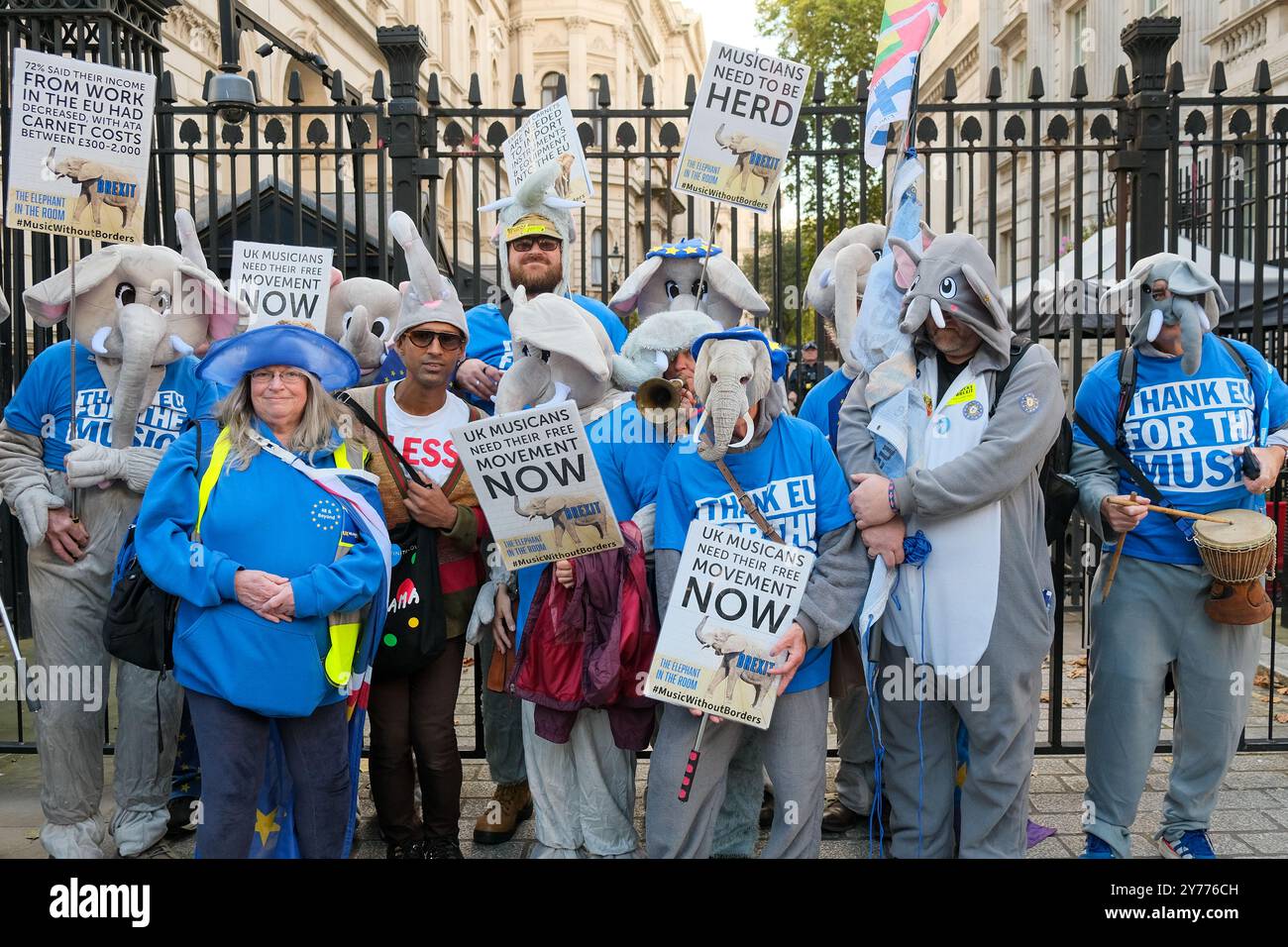 Londra, Regno Unito, 28 settembre 2024. Ballerini e musicisti hanno tenuto una dimostrazione creativa di fronte ai cancelli di Downing Street durante la marcia nazionale di ricongiungimento nel centro di Londra oggi. Sottolineano le difficoltà del dopo Brexit per coloro che lavorano nel settore creativo, con la perdita della libera circolazione e i costi aggiuntivi sostenuti per i tour in Europa. Credito: Fotografia dell'undicesima ora/Alamy Live News Foto Stock