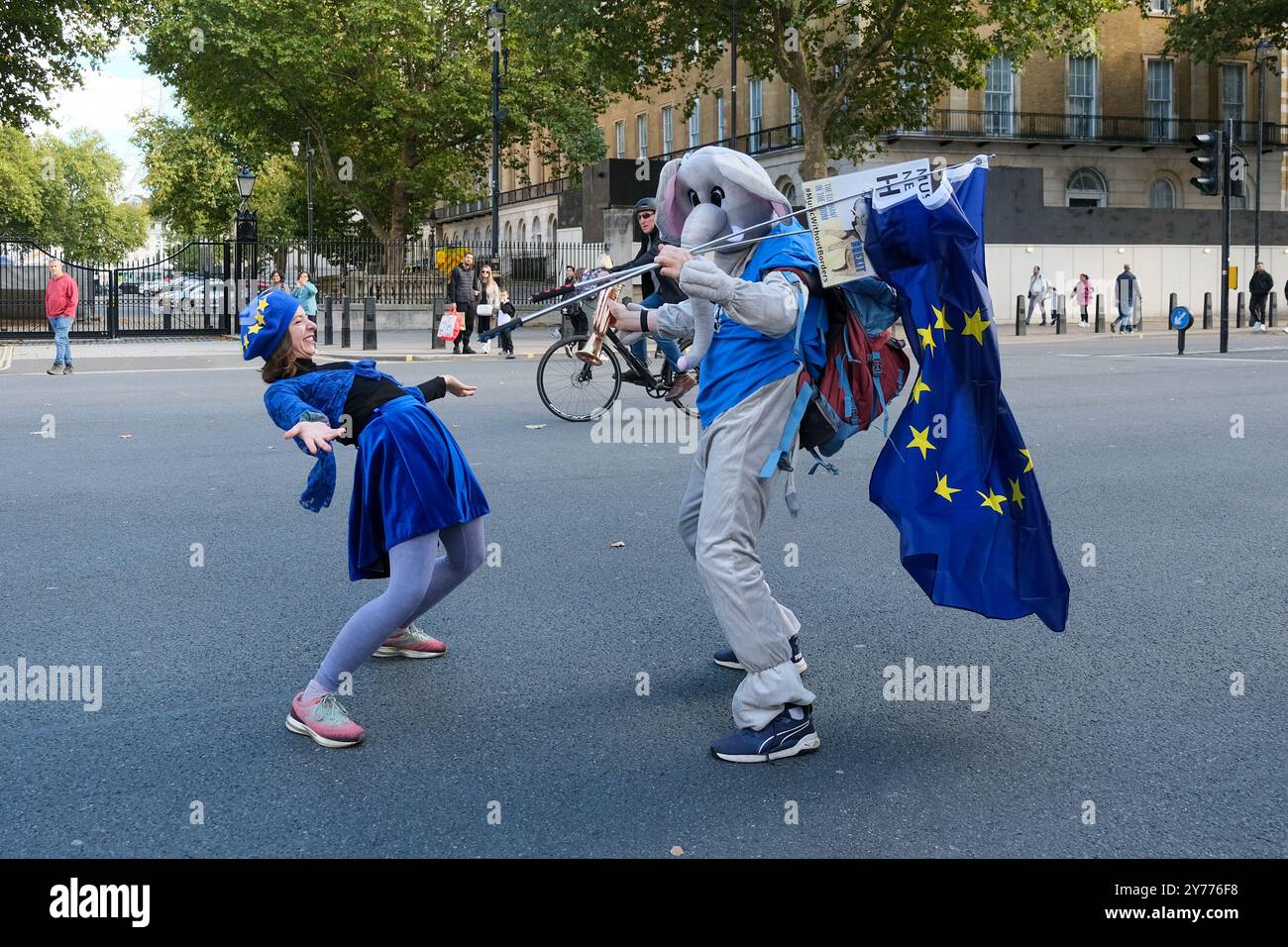 Londra, Regno Unito, 28 settembre 2024. Ballerini e musicisti hanno tenuto una dimostrazione creativa di fronte ai cancelli di Downing Street durante la marcia nazionale di ricongiungimento nel centro di Londra oggi. Sottolineano le difficoltà del dopo Brexit per coloro che lavorano nel settore creativo, con la perdita della libera circolazione e i costi aggiuntivi sostenuti per i tour in Europa. Credito: Fotografia dell'undicesima ora/Alamy Live News Foto Stock