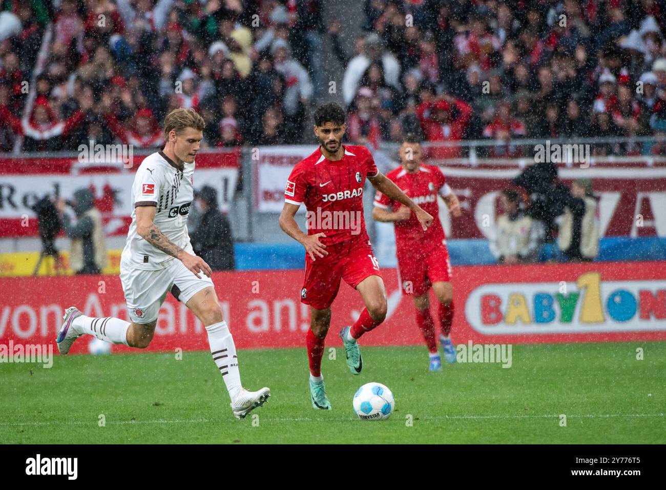 Eric Smith (FC St. Pauli, #08) im Zweikampf mit Eren Sami Dinkci (SC Freiburg, #18), GER, SC Freiburg (SCF) vs FC St. Pauli (FCSP), Fussball Bundesliga, 5. Spieltag, Saison 2024/2025, 28.09.2024 normative DFB/DFL vietano qualsiasi uso di fotografie come sequenze di immagini e/o quasi-video foto: Eibner-Pressefoto/Michael Memmler Foto Stock