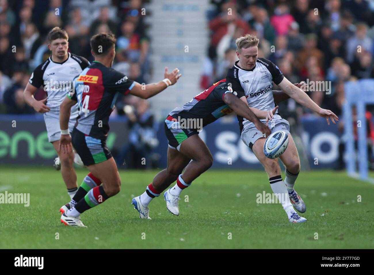 Twickenham, Regno Unito. 28 settembre 2024. Lennox Anyanwu degli Harlequins affronta Connor Doherty dei Newcastle Falcons durante il Gallagher Premiership Rugby match tra Harlequins e Newcastle Falcons Rugby a Twickenham Stoop, Twickenham, Inghilterra, il 28 settembre 2024. Foto di Ken Sparks. Solo per uso editoriale, licenza richiesta per uso commerciale. Non utilizzare in scommesse, giochi o pubblicazioni di singoli club/campionato/giocatori. Crediti: UK Sports Pics Ltd/Alamy Live News Foto Stock