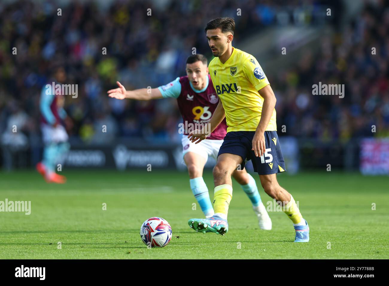 Oxford, Regno Unito. 28 settembre 2024. Idris El Mizouni dell'Oxford United corre con la palla durante la partita del campionato Sky Bet al Kassam Stadium di Oxford. Il credito per immagini dovrebbe essere: Annabel Lee-Ellis/Sportimage Credit: Sportimage Ltd/Alamy Live News Foto Stock