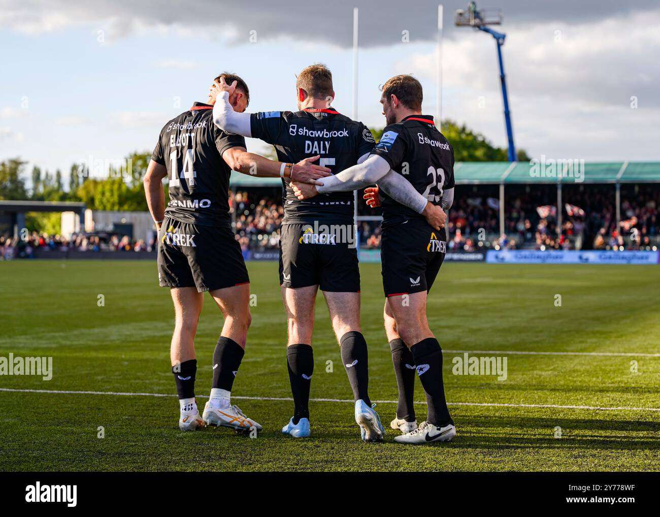 LONDRA, REGNO UNITO. 28, 24 settembre. Elliot Daly dei Saracens (centro) celebra una meta con Tobias Elliott dei Saracens (a sinistra) e Alex Goode dei Saracens (a destra) durante Saracens vs sale Sharks - Gallagher Premiership Rugby Round 2 allo Stonex Stadium sabato 28 settembre 2024. LONDRA, INGHILTERRA. Crediti: Taka G Wu/Alamy Live News Foto Stock