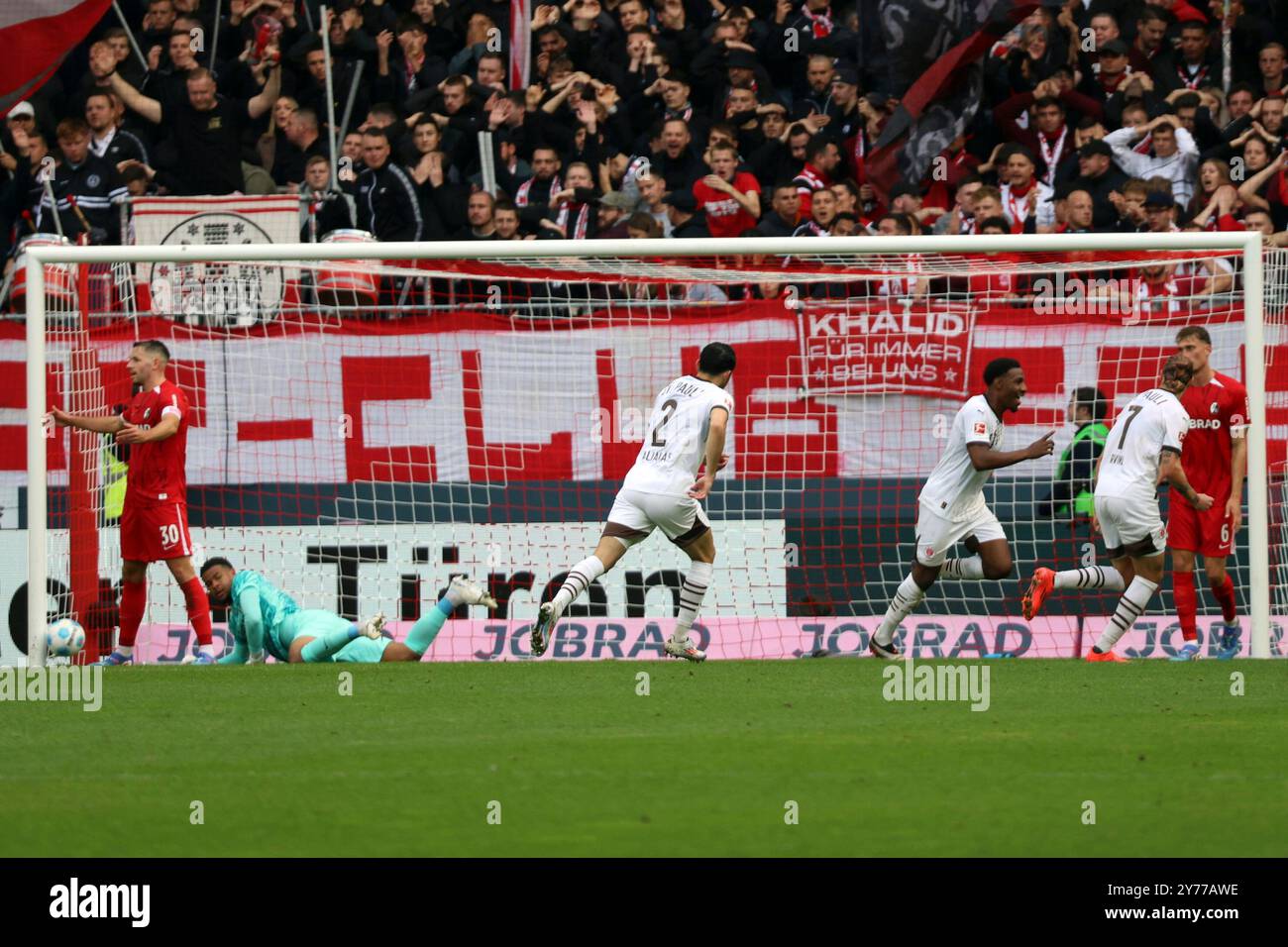 Friburgo, Germania. 28 settembre 2024. Der Anfang vom Ende: Oladapo Afolayan (FC St. Pauli) trifft zum 0:1 und gewinnt am Ende mit 3:0 Toren in Friburgo beim Spiel der 1. FBL: 24-25: 1. FBL: 24-25: 5. Sptg. SC Freiburg - FC St. Pauli LE NORMATIVE DFL VIETANO QUALSIASI USO DI FOTOGRAFIE COME SEQUENZE DI IMMAGINI E/O QUASI-VIDEONann credito: dpa/Alamy Live News Foto Stock