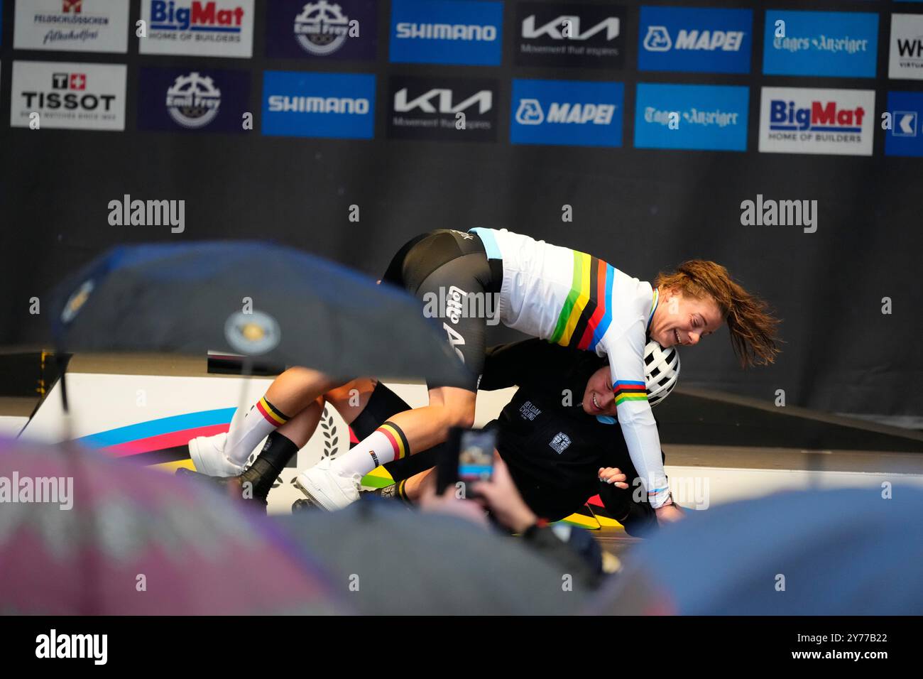 Belgium's Lotte Kopecky celebrate with teammates after receiving the gold medal for winning the Women Elite road race of the Cycling and Para-cycling Road World Championships in Zurich, Switzerland, Saturday Sept. 28, 2024. (AP Photo/Peter Dejong) Foto Stock