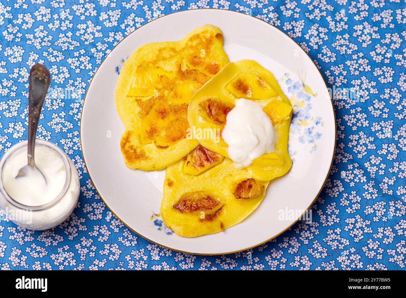 frittelle con mele. concentrazione selettiva Foto Stock