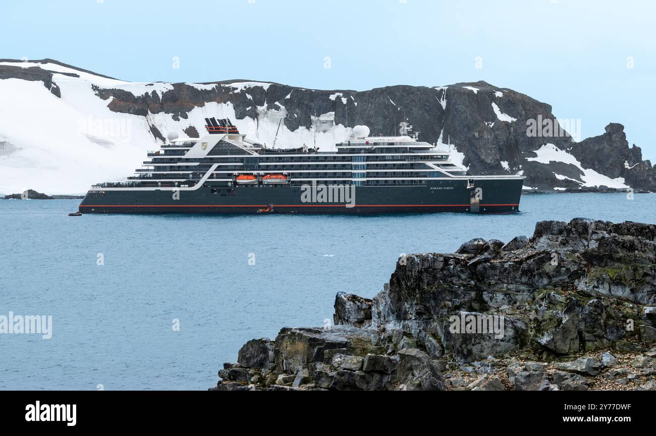 Half Moon Island, Antartide - 9 gennaio 2024: Nave da crociera Seabourn Pursuit in Antartide. Vista laterale. Foto Stock