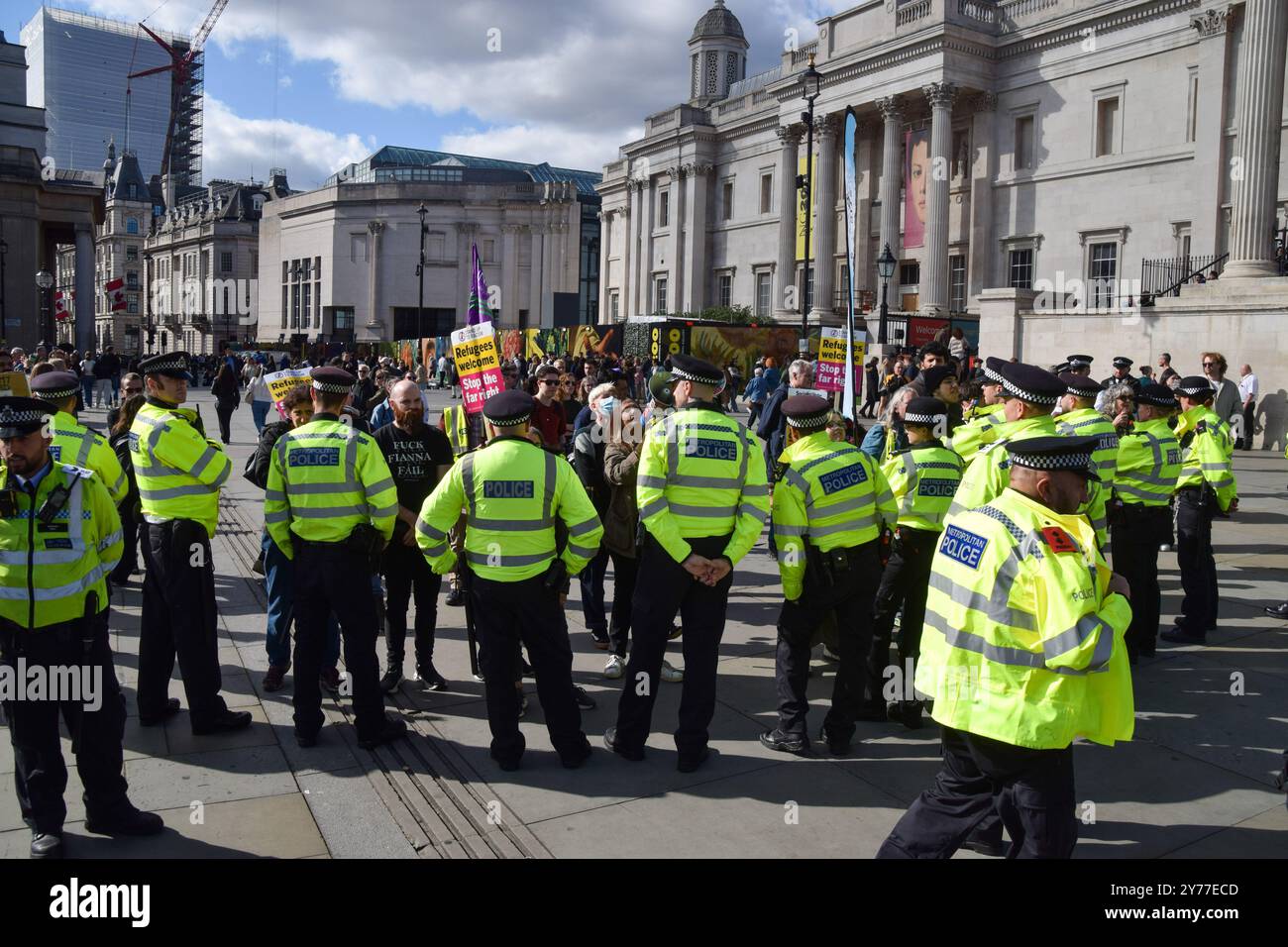 Londra, Regno Unito. 28 settembre 2024. Gli agenti di polizia mantengono le due parti separate mentre i contrapposti anti-razzismo e filo-rifugiati si riuniscono a Trafalgar Square durante una piccola manifestazione di una manciata di manifestanti di estrema destra. Crediti: Vuk Valcic/Alamy Live News Foto Stock