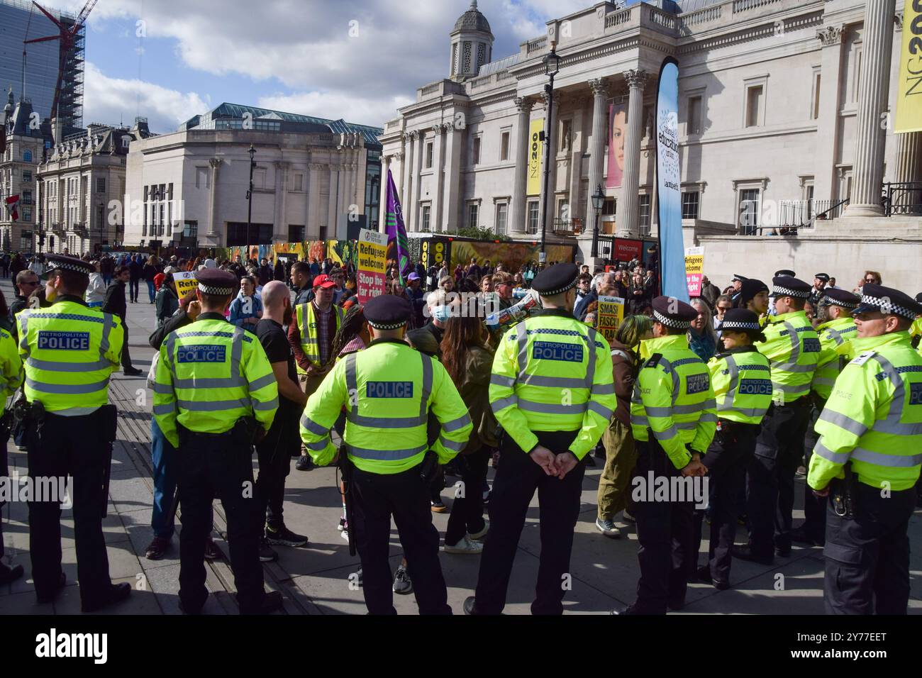 Londra, Regno Unito. 28 settembre 2024. Gli agenti di polizia mantengono le due parti separate mentre i contrapposti anti-razzismo e filo-rifugiati si riuniscono a Trafalgar Square durante una piccola manifestazione di una manciata di manifestanti di estrema destra. Crediti: Vuk Valcic/Alamy Live News Foto Stock