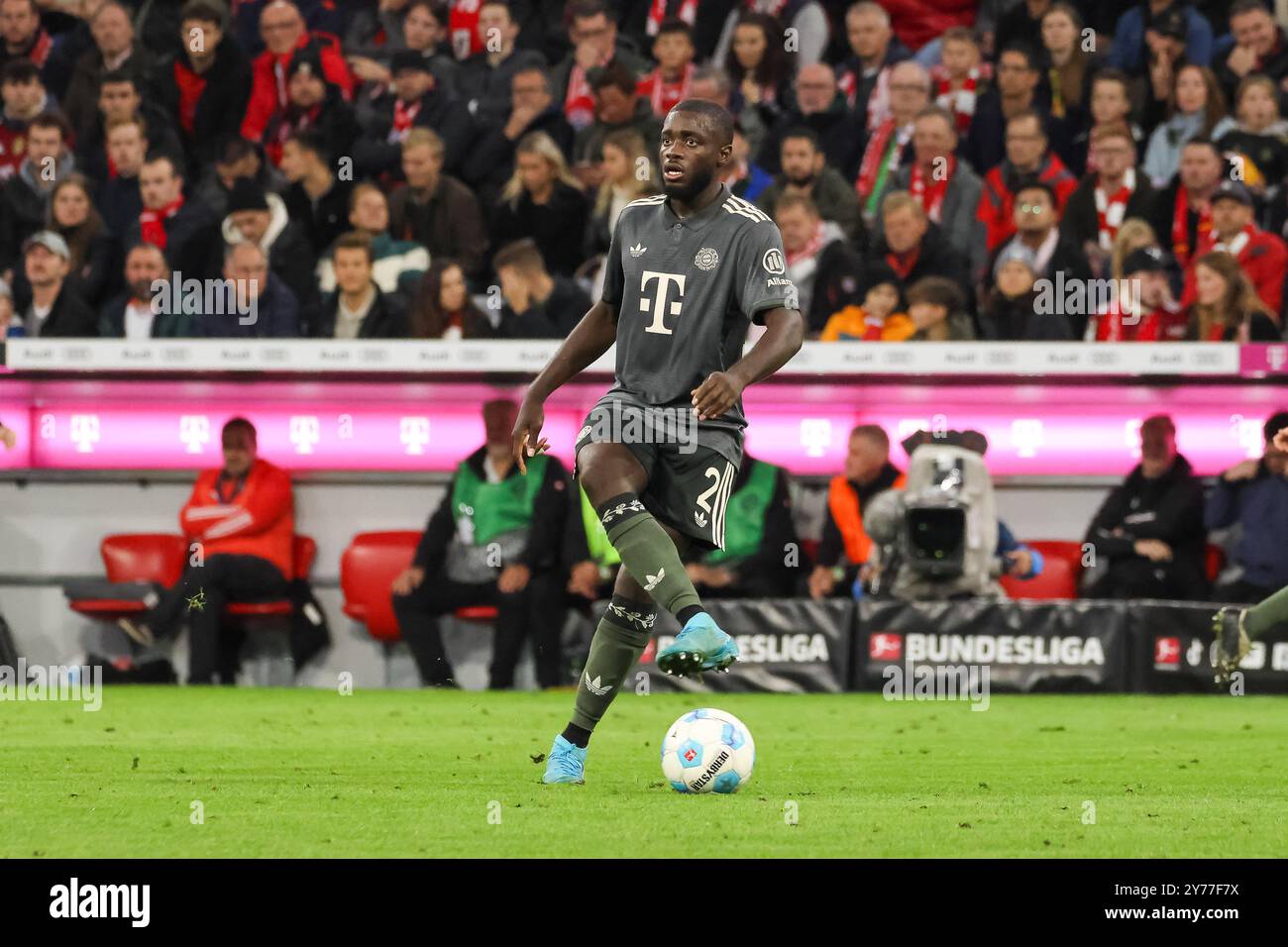 Dayot Upamecano (FC Bayern Muenchen, 02) mit Ball, FC Bayern Muenchen vs. Bayer 04 Leverkusen , Fussball, Bundesliga, 5. Spieltag, Saison 24/25, 28.09.2024, LE NORMATIVE DFL VIETANO QUALSIASI USO DI FOTOGRAFIE COME SEQUENZE DI IMMAGINI, foto: Eibner-Pressefoto/Jenni Maul Foto Stock