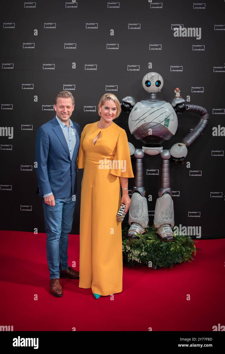 Filmfest Hamburg Judith Rakers und Helge Fuhst bei der Premiere des Animationfilms The Wild robot auf dem 32. Filmfest di Amburgo, Deutschland *** Filmfest Hamburg Judith Rakers e Helge Fuhst alla prima del film d'animazione The Wild robot al Filmfest del 32 ad Amburgo, Germania Copyright: XNikolaixKislichkox 6M6A9921 Foto Stock