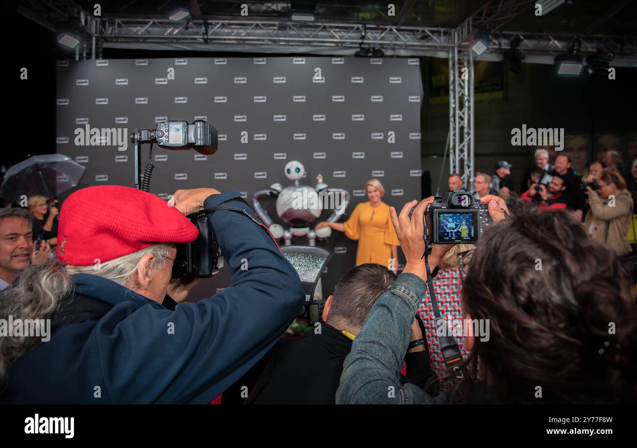 Filmfest Hamburg Judith Rakers bei der Premiere des Animationfilms The Wild robot auf dem 32. Filmfest di Amburgo, Deutschland *** Filmfest Hamburg Judith Rakers alla prima del film d'animazione The Wild robot al Filmfest del 32 ad Amburgo, Germania Copyright: XNikolaixKislichkox 6M6A9849 Foto Stock