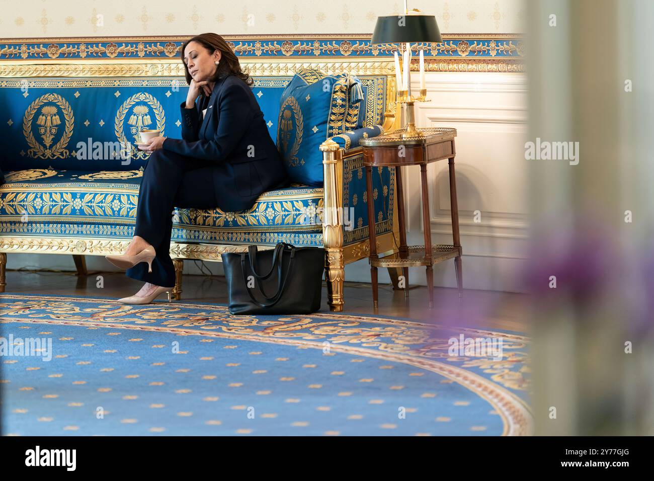 Il vicepresidente Kamala Harris attende nella sala blu un evento con il presidente Joe Biden, martedì 10 agosto 2021. (Foto ufficiale della Casa Bianca di Lawrence Jackson) Foto Stock