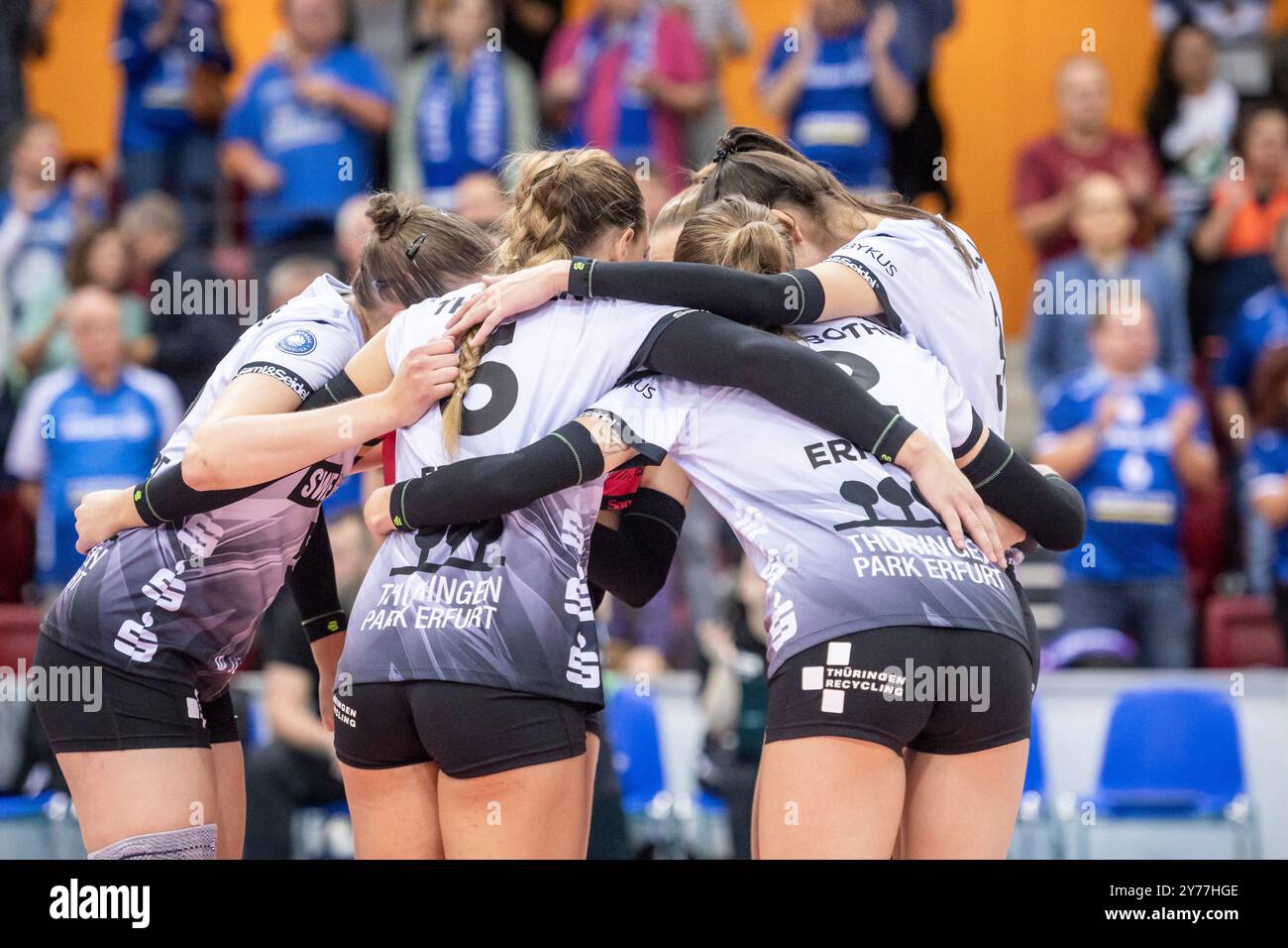 Stoccarda, Germania. 28 settembre 2024. Teamspirit beim Schwarz-Weiss Erfurt/GER, Allianz MTV Stuttgart vs. Schwarz-Weiss Erfurt, pallavolo Bundesliga, VBL, Spielzeit 2024/2025, 28.09.2024 foto: Eibner/Sandy Dinkelacker credito: dpa/Alamy Live News Foto Stock