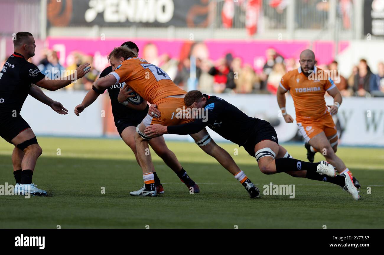 Stonex Stadium, Londra, Regno Unito. 28 settembre 2024. Gallagher Premiership Rugby, Saracens Versus sale Sharks; Ben Bamber di sale Sharks viene affrontato dai giocatori Sarries Credit: Action Plus Sports/Alamy Live News Foto Stock