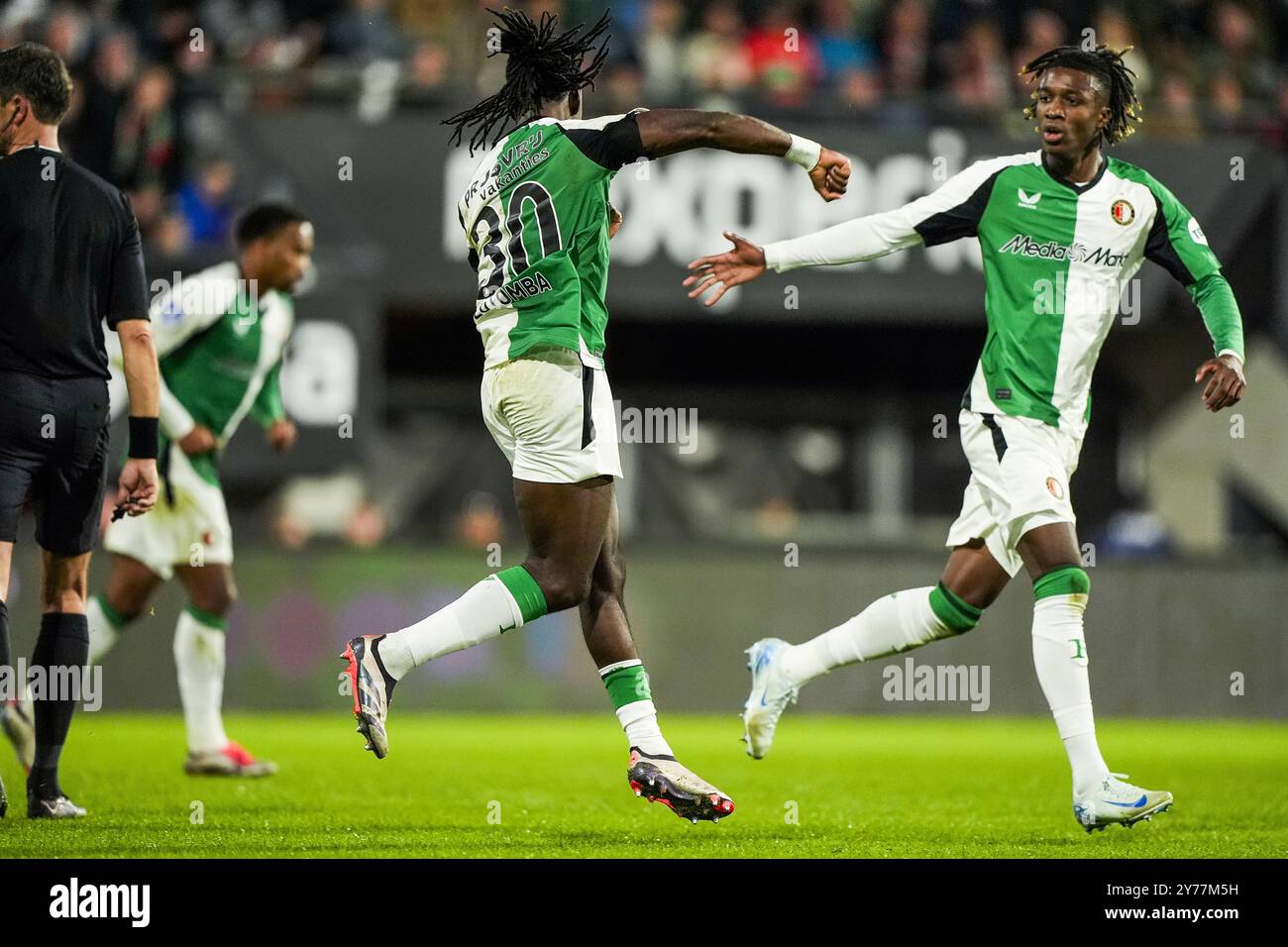 Nijmegen, Paesi Bassi. 28 settembre 2024. Nijmegen - Jordan Lotomba di Feyenoord, Chris-Kevin Nadje di Feyenoord durante il settimo round della stagione Eredivisie 2024/2025. La partita è ambientata tra NEC Nijmegen e Feyenoord a Goffertstadion il 28 settembre 2024 a Nijmegen, nei Paesi Bassi. Credito: Foto Box to Box/Alamy Live News Foto Stock