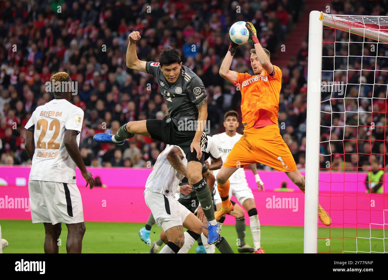 MONACO DI BAVIERA, GERMANIA - SETTEMBRE 28: Lukas Hradeckey del Bayer Leverkusen in azione contro min Jae Kim del Bayern Muenchen durante la partita di Bundesliga tra FC Bayern München e Bayer 04 Leverkusen all'Allianz Arena il 28 settembre 2024 a Monaco di Baviera, Germania. © diebilderwelt / Alamy Live News Foto Stock