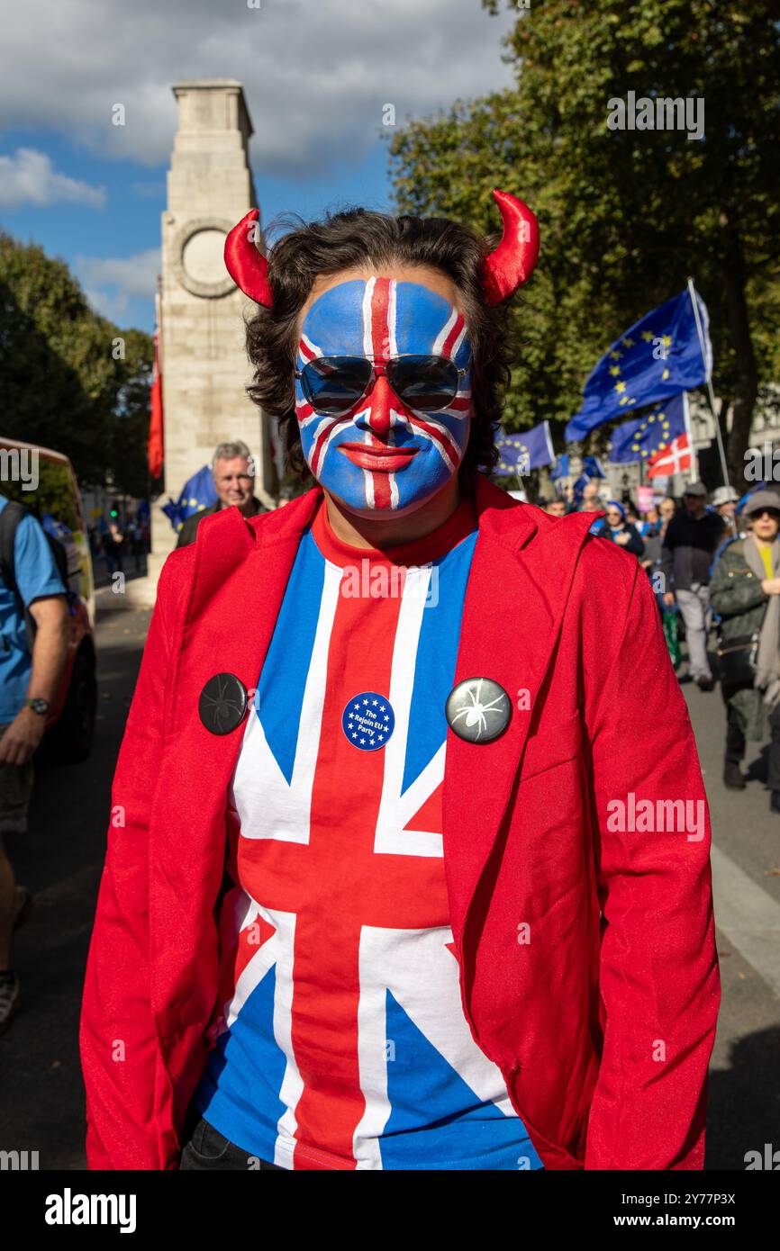 Londra, Regno Unito, 28 settembre 2024. Migliaia di persone partecipano alla terza marcia nazionale di ricongiungimento che si tiene nel centro di Londra. I manifestanti chiedono al Regno Unito di rientrare nell'Unione europea dopo che il paese ha votato per andarsene nel referendum del 2016. Crediti: James Willoughby/ALAMY Live News Foto Stock