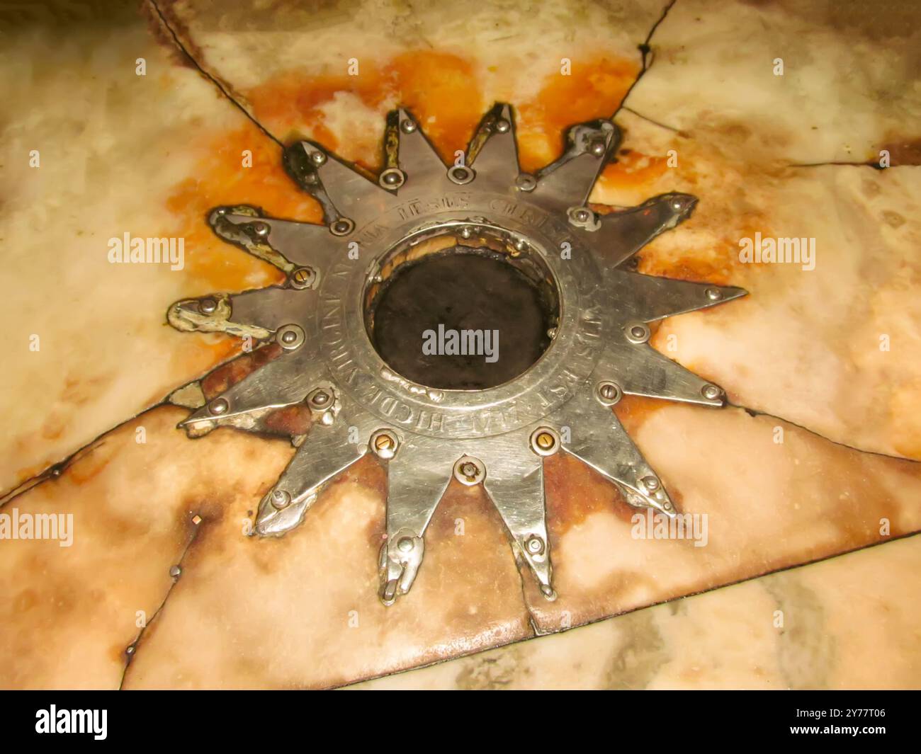 Il luogo di nascita di Gesù Cristo, segnato da una stella d'argento. La Chiesa della Natività, Betlemme, Cisgiordania, Medio Oriente Foto Stock