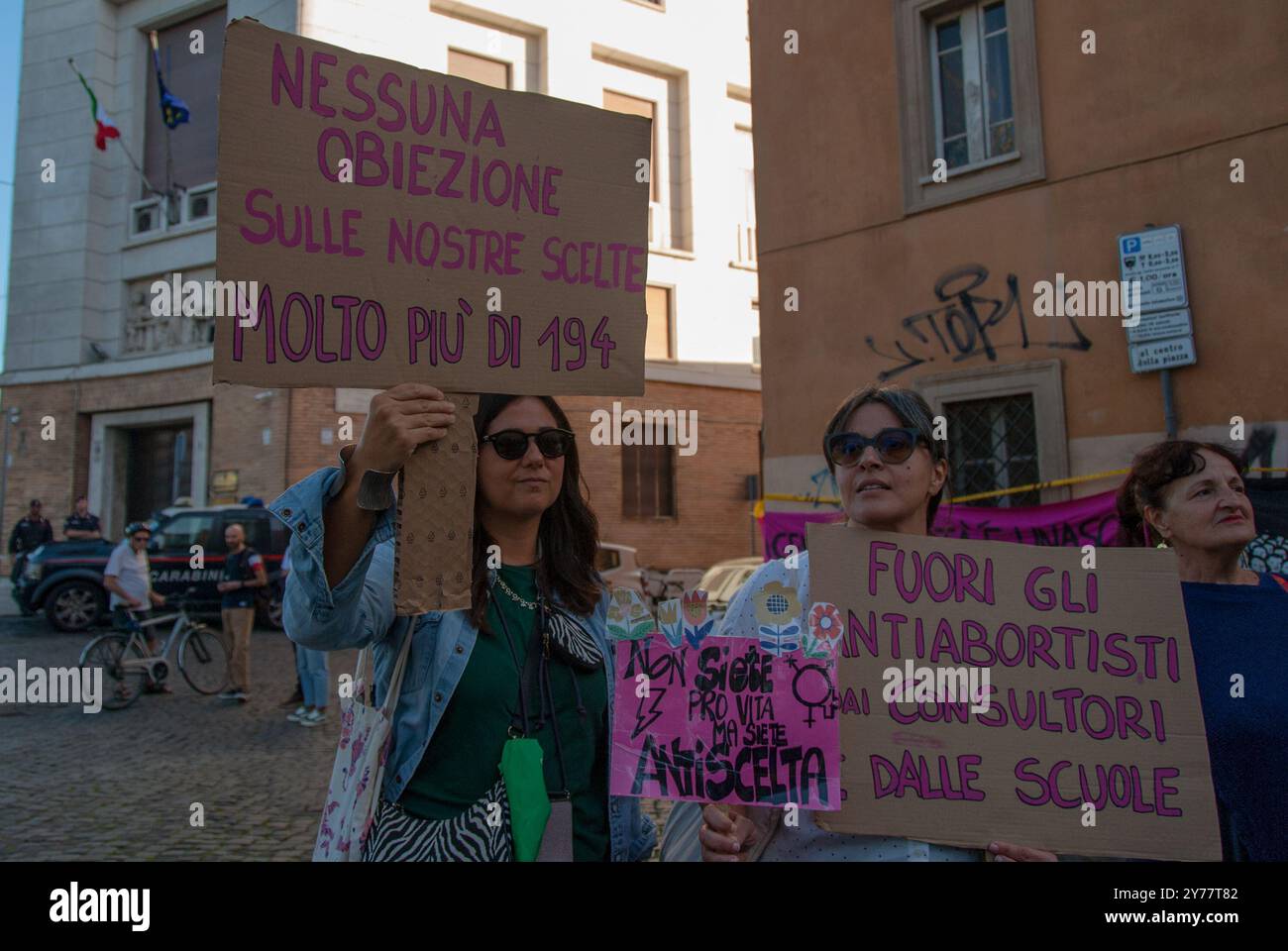 28/09/2024, in occasione della giornata Internazionale dell'aborto libero e sicuro, si sono svolte a Roma manifestazioni contro ogni ritiro sul diritto di scelta delle donne in termini di aborto. Sono stati promossi da "non una di meno" con il sostegno di associazioni femministe e gruppi studenteschi. PS: La foto può essere utilizzata nel rispetto del contesto in cui è stata scattata, e senza intenti diffamatori del decoro delle persone rappresentate. Foto Stock