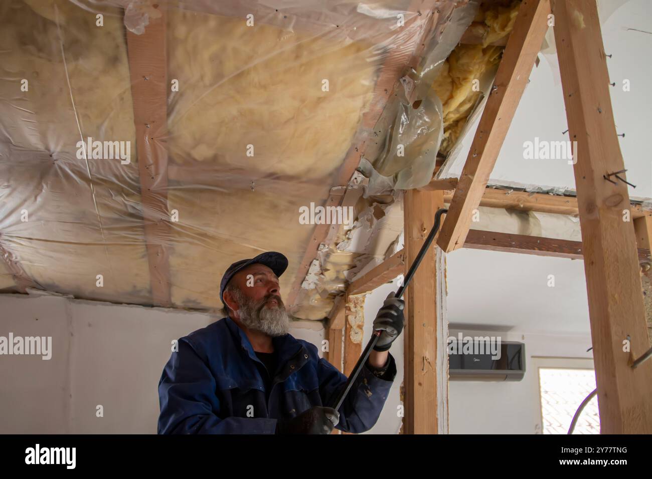 Preparazione per la ristrutturazione dell'appartamento. Personale addetto alla ristrutturazione domestica. Lavori di ristrutturazione o restauro di appartamenti per costruttori. Foto Stock