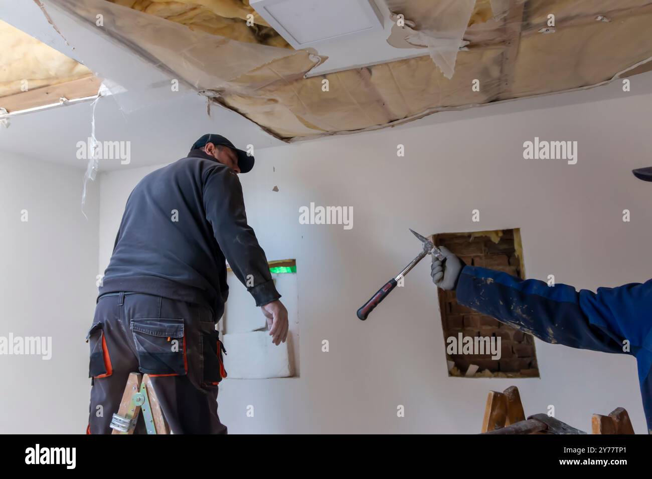 Preparazione per la ristrutturazione dell'appartamento. Personale addetto alla ristrutturazione domestica. Lavori di ristrutturazione o restauro di appartamenti per costruttori. Foto Stock