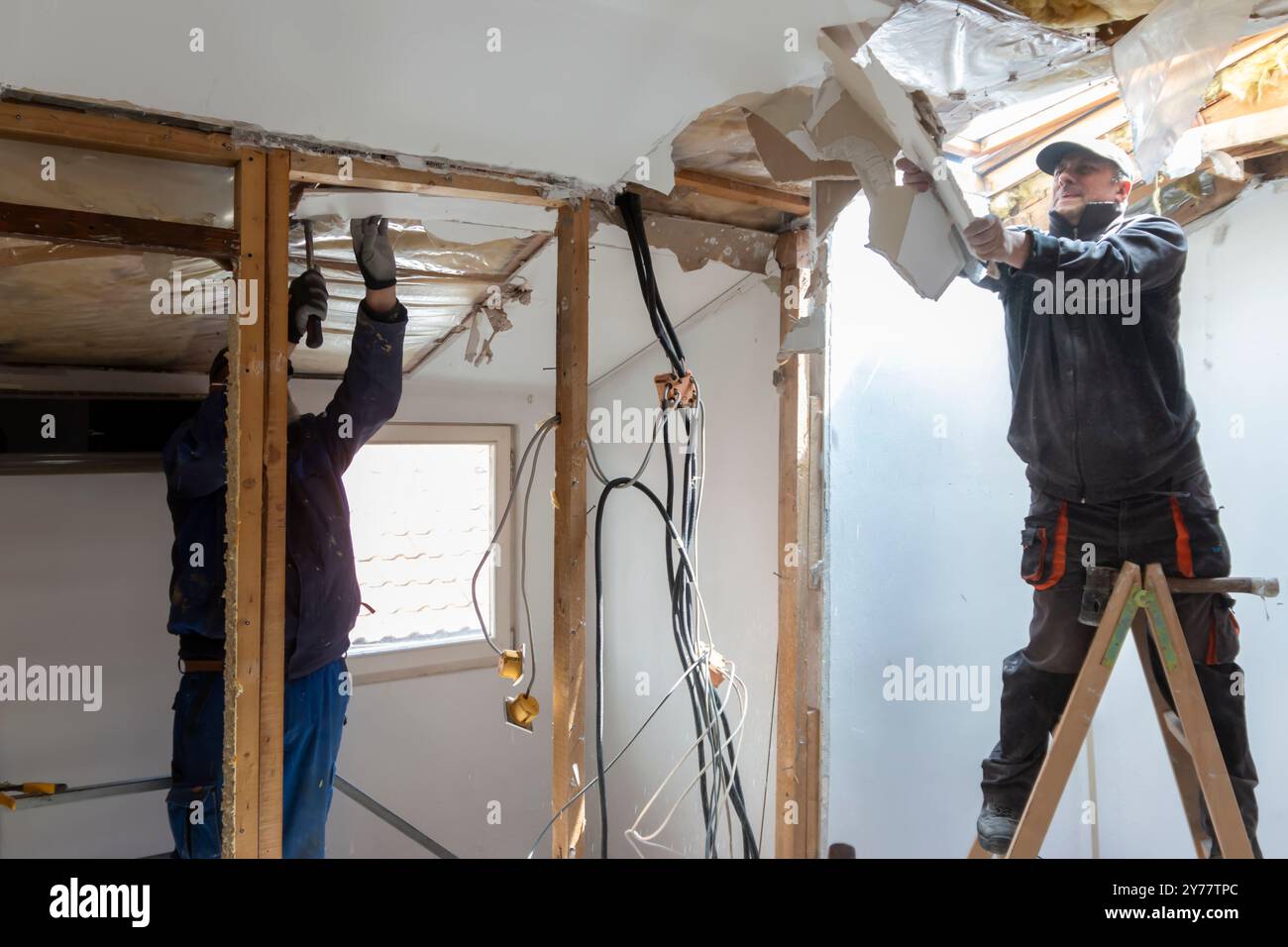 Preparazione per la ristrutturazione dell'appartamento. Personale addetto alla ristrutturazione domestica. Lavori di ristrutturazione o restauro di appartamenti per costruttori. Foto Stock