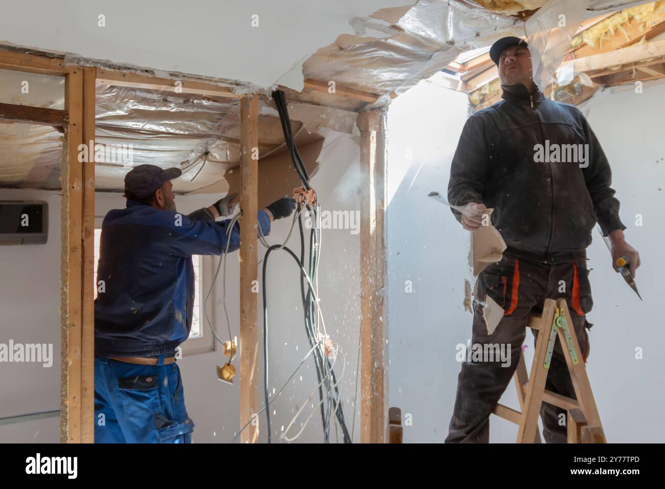 Preparazione per la ristrutturazione dell'appartamento. Personale addetto alla ristrutturazione domestica. Lavori di ristrutturazione o restauro di appartamenti per costruttori. Foto Stock