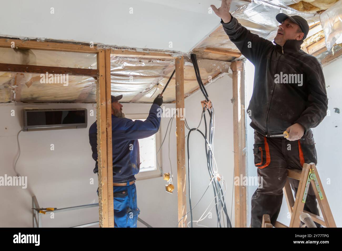Preparazione per la ristrutturazione dell'appartamento. Personale addetto alla ristrutturazione domestica. Lavori di ristrutturazione o restauro di appartamenti per costruttori. Foto Stock