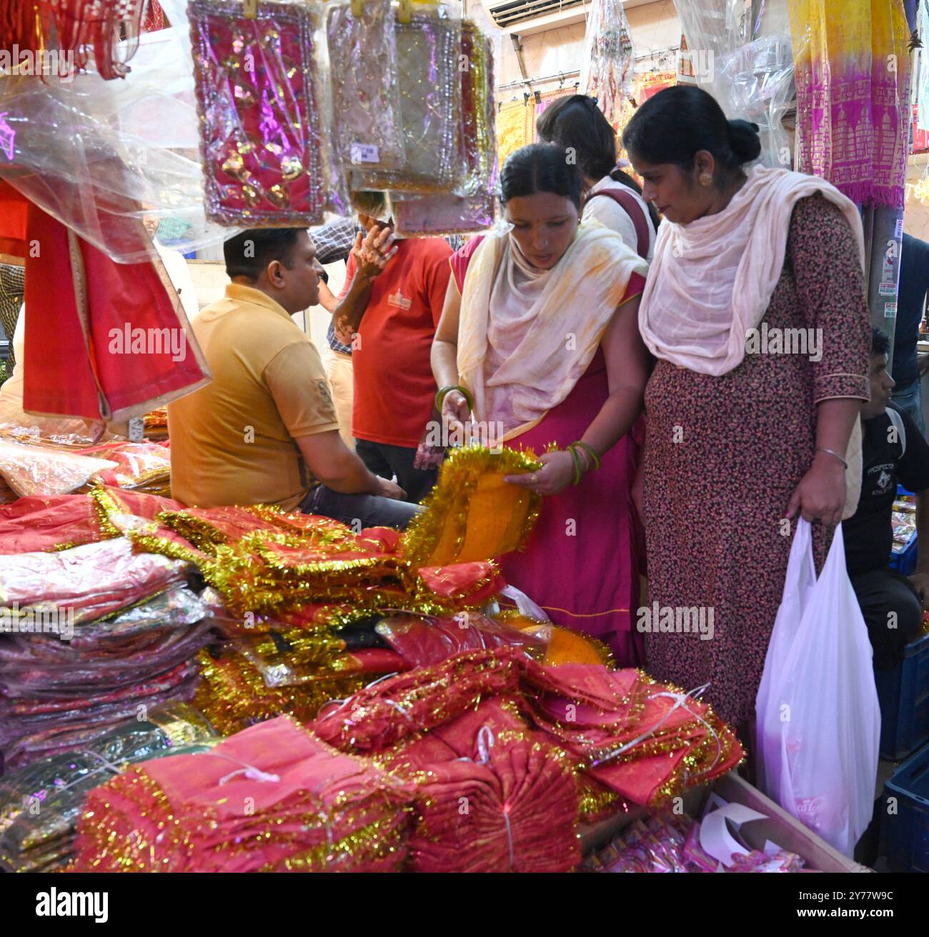 Nuova Delhi, India. 28 settembre 2024. NUOVA DELHI, INDIA - SETTEMBRE 28: Persone che fanno shopping al Sadar Bazar Market per Navratri, e altri prossimi festival, il 28 settembre 2024 a nuova Delhi, India. (Foto di Sonu Mehta/Hindustan Times/Sipa USA ) credito: SIPA USA/Alamy Live News Foto Stock